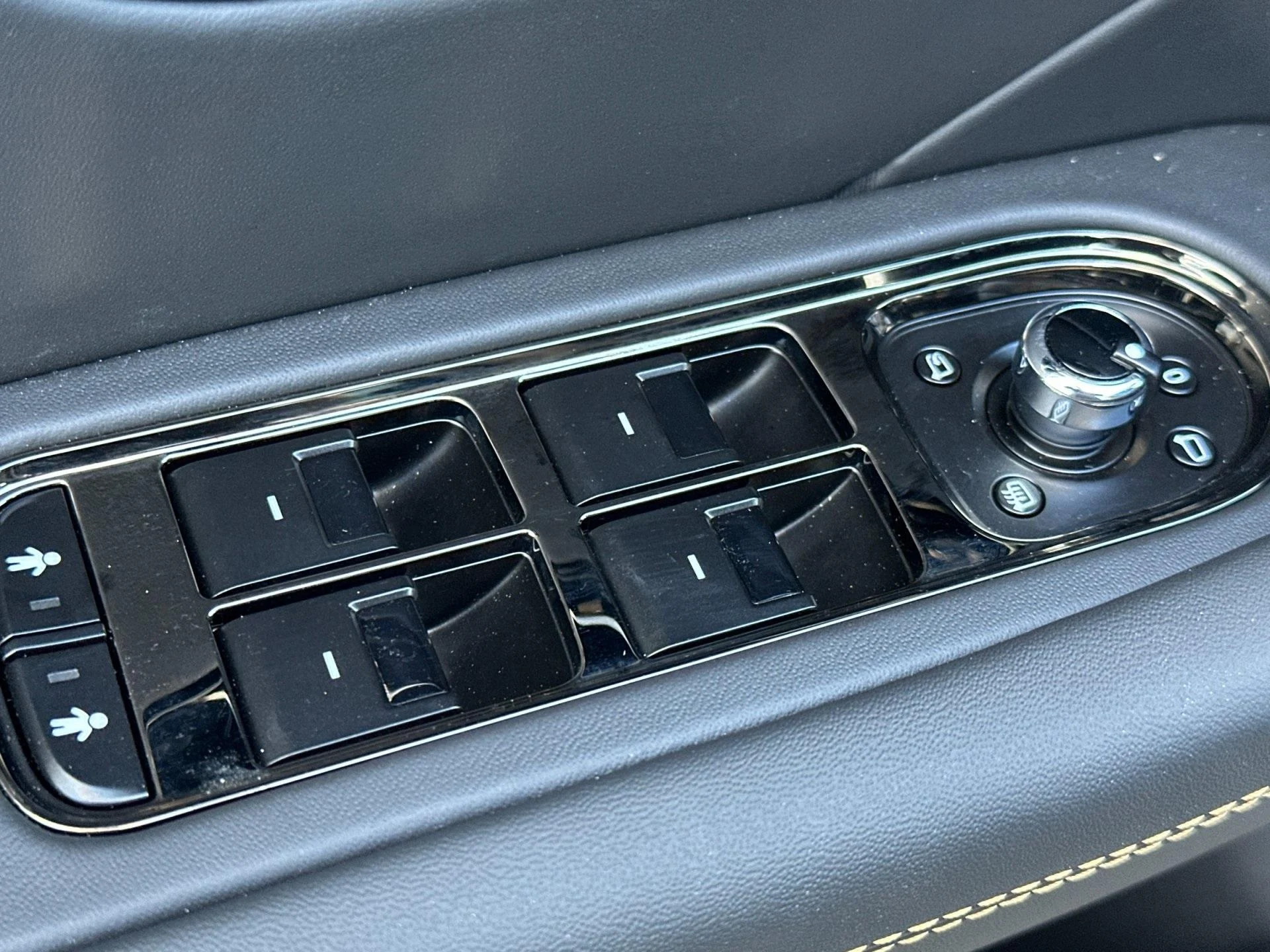 mph014_1901620163_New_2025_Bentley_Flying_Spur_Mulliner_1762940630_04e2c97af1