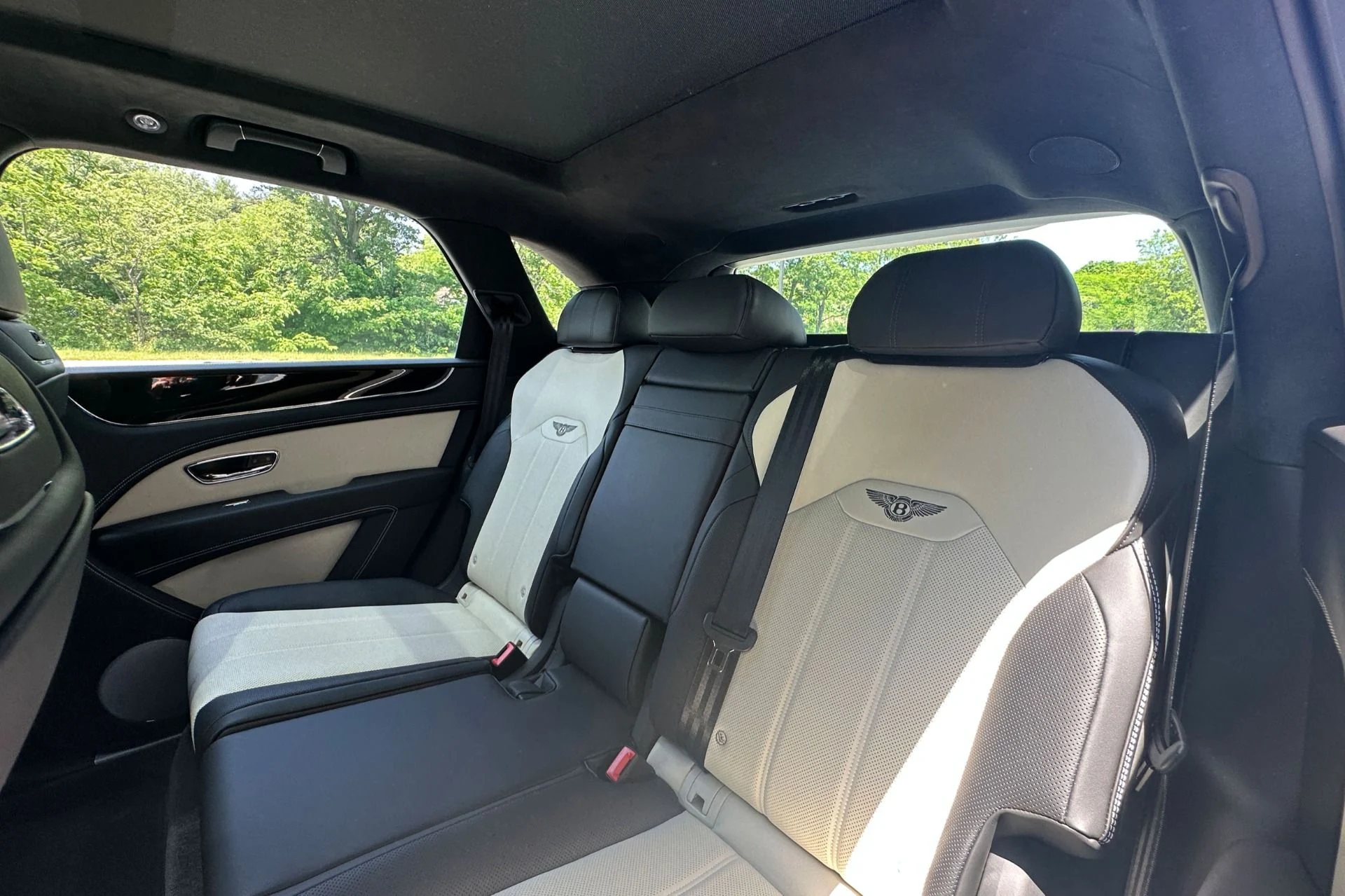 mph014_1910274899_New_2026_Bentley_Bentayga_V8_1781256709_a99a4f2ac1