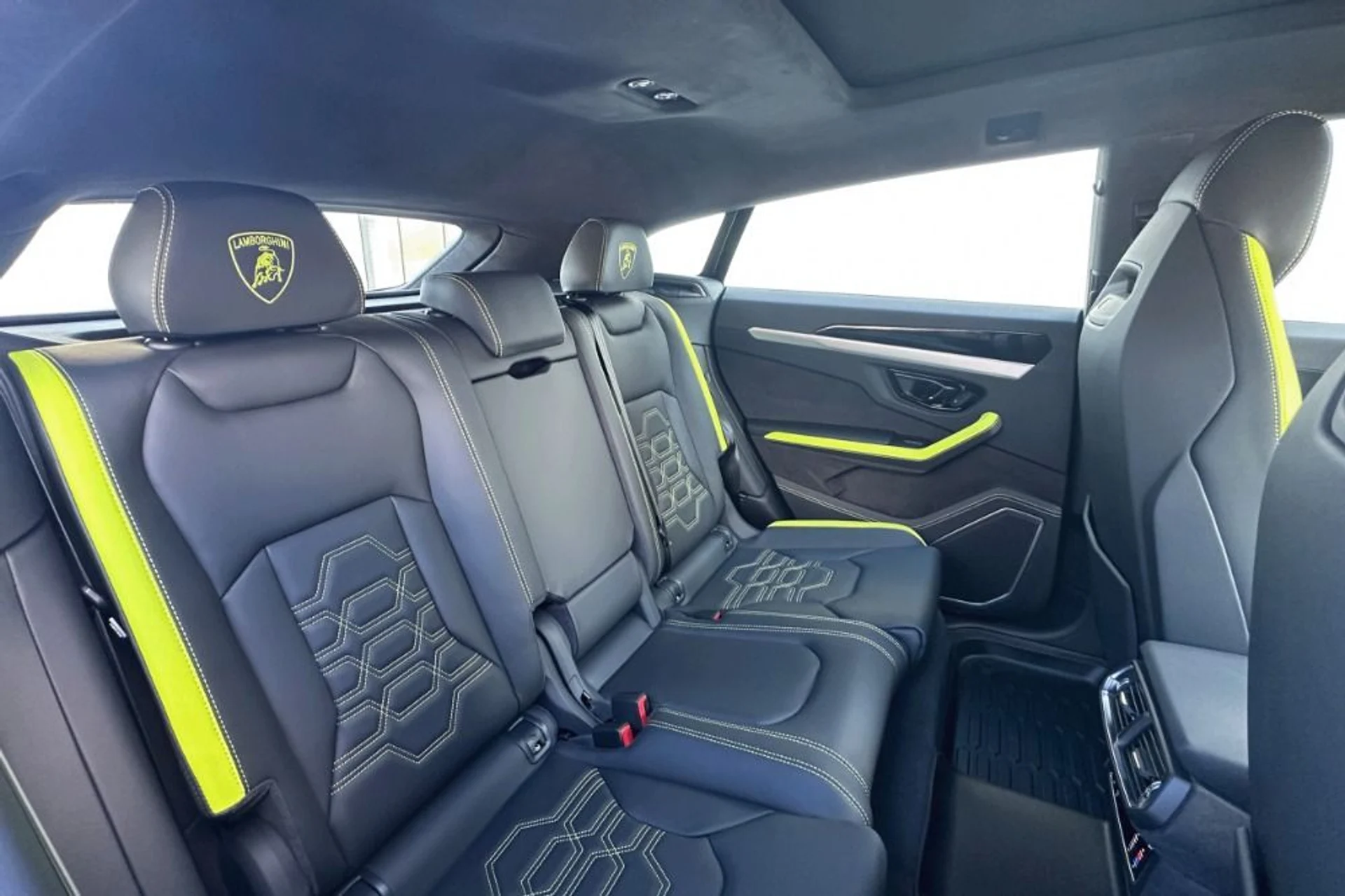 mph014_1916236438_Used_2025_Lamborghini_Urus_SE_1770899583_7836c7bfee