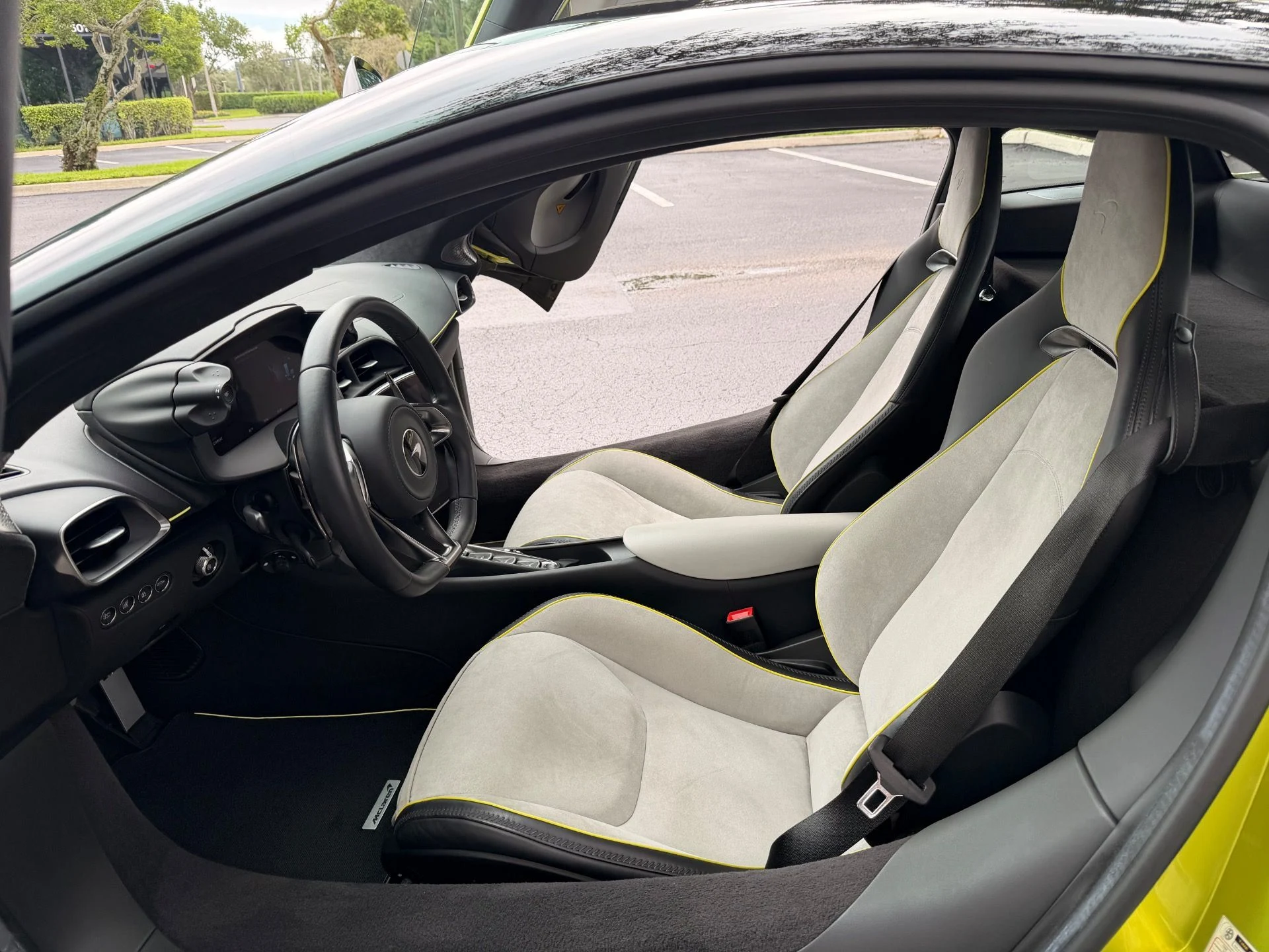 mph014_1921745635_Used_2023_Mc_Laren_Artura_1765484451_4f0c44d4cc