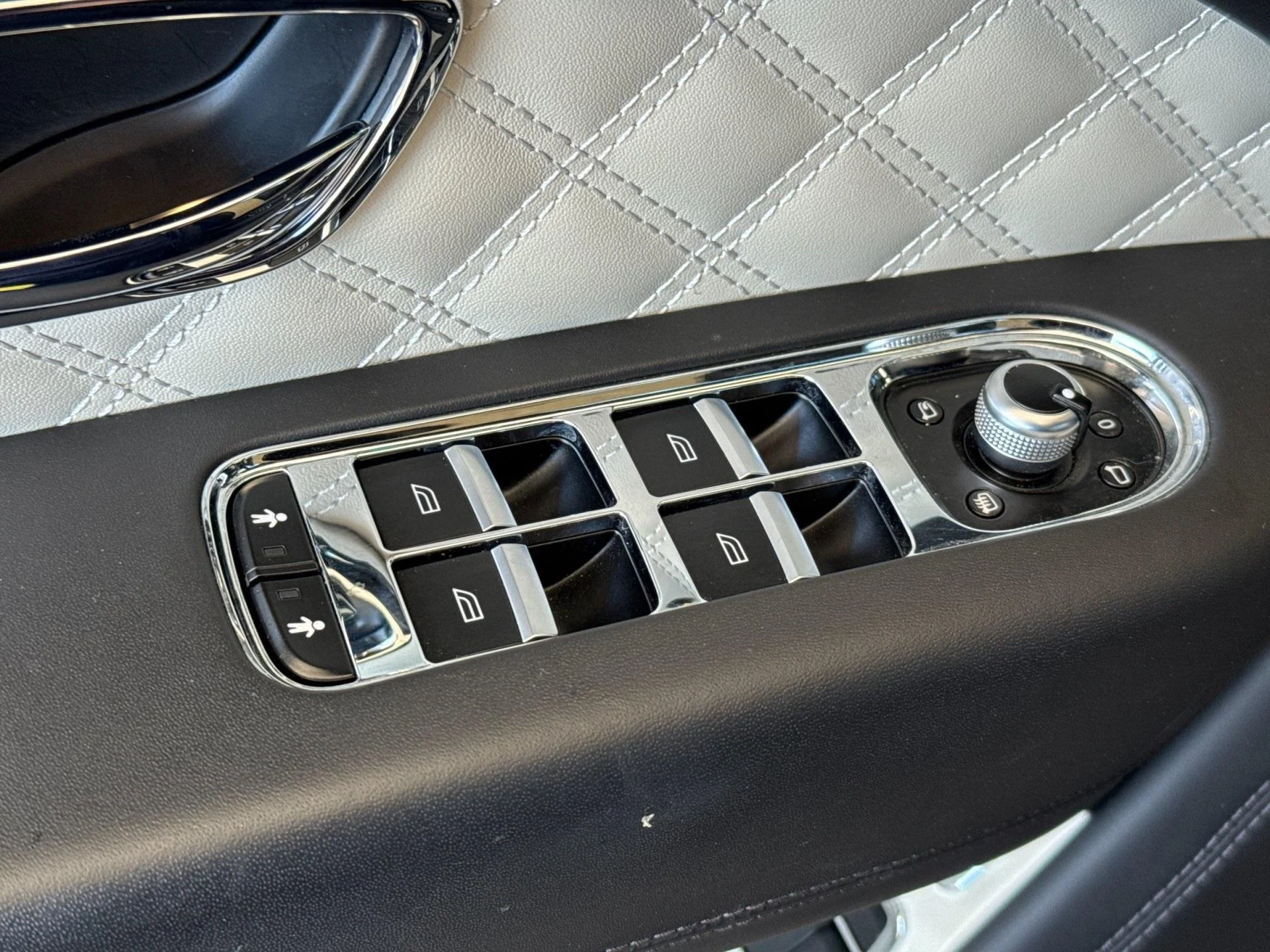 mph014_192577463_Used_2022_Bentley_Bentayga_V8_1760603788_ca6fdec81c