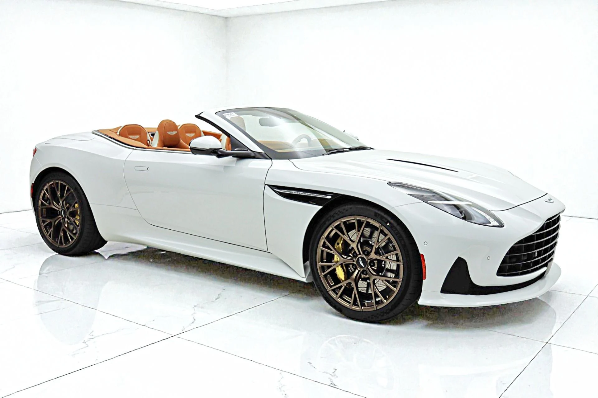 mph014_1929482558_New_2026_Aston_Martin_DB_12_Volante_c136176099