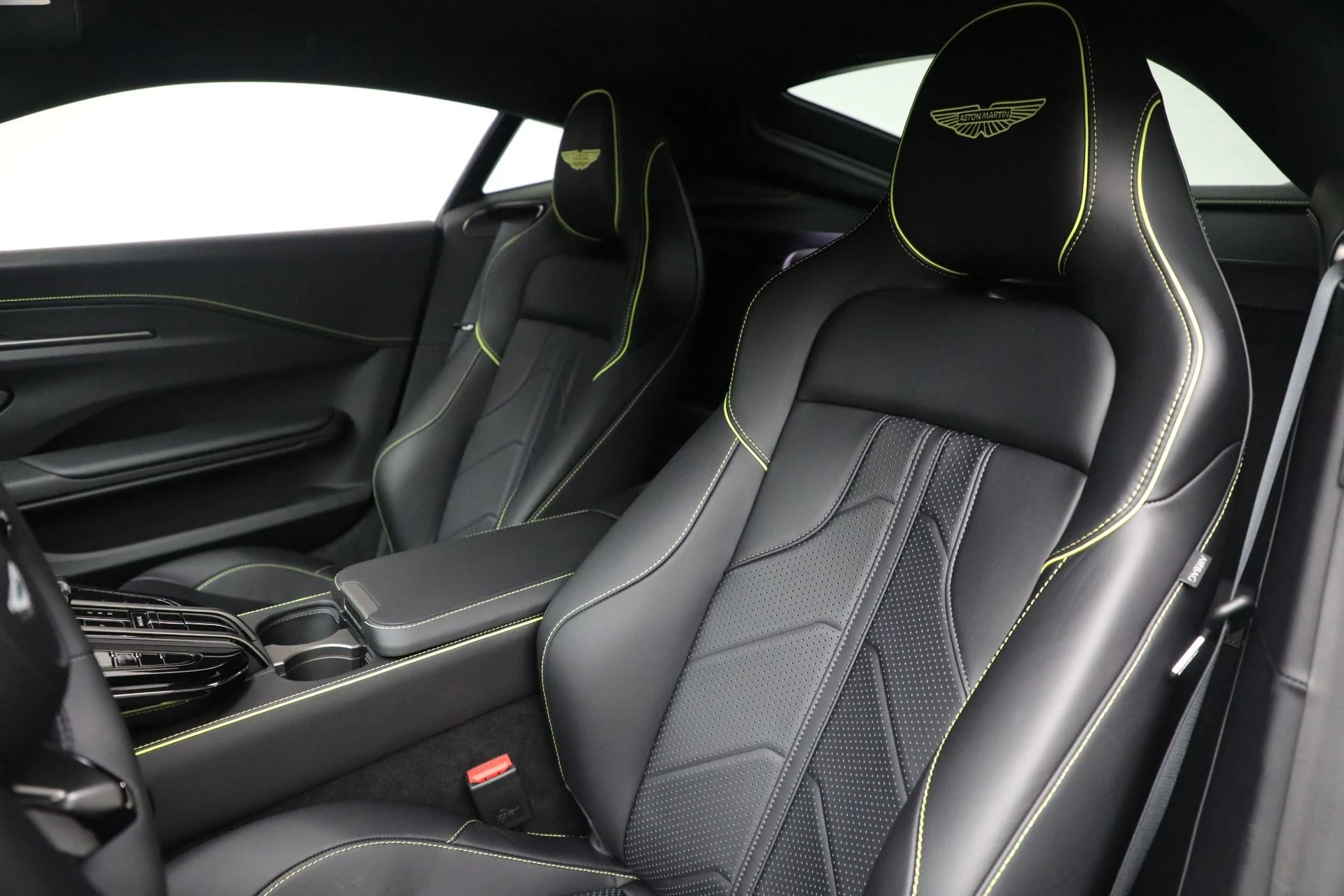 mph014_1933974607_New_2026_Aston_Martin_Vantage_03a37ea406