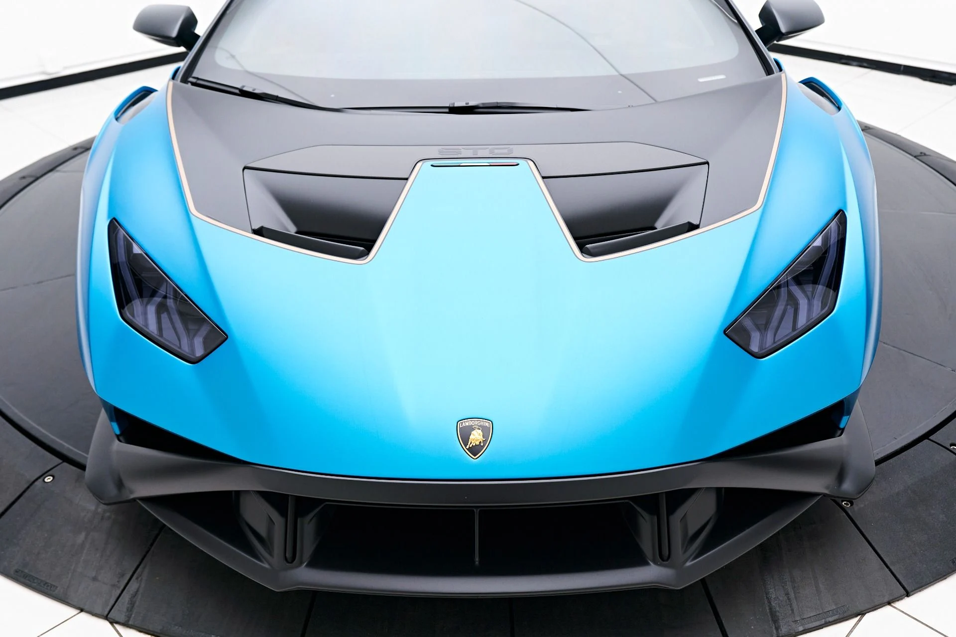 mph014_1944171956_Used_2022_Lamborghini_Huracan_STO_Base_1732754503_ee0f8a1621