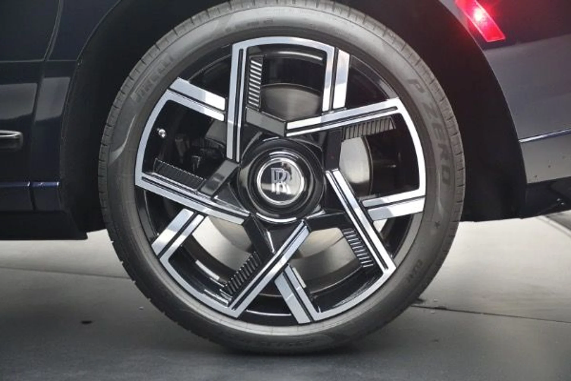 mph014_1963593402_Used_2025_Rolls_Royce_Black_Badge_Cullinan_d5ea0a29b6