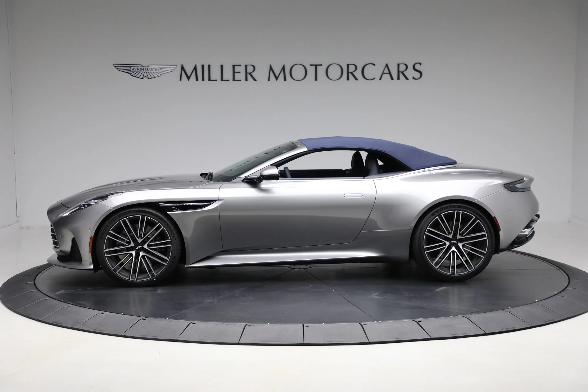 mph014_1972486358_New_2025_Aston_Martin_DB_12_Volante_e5dffdf423