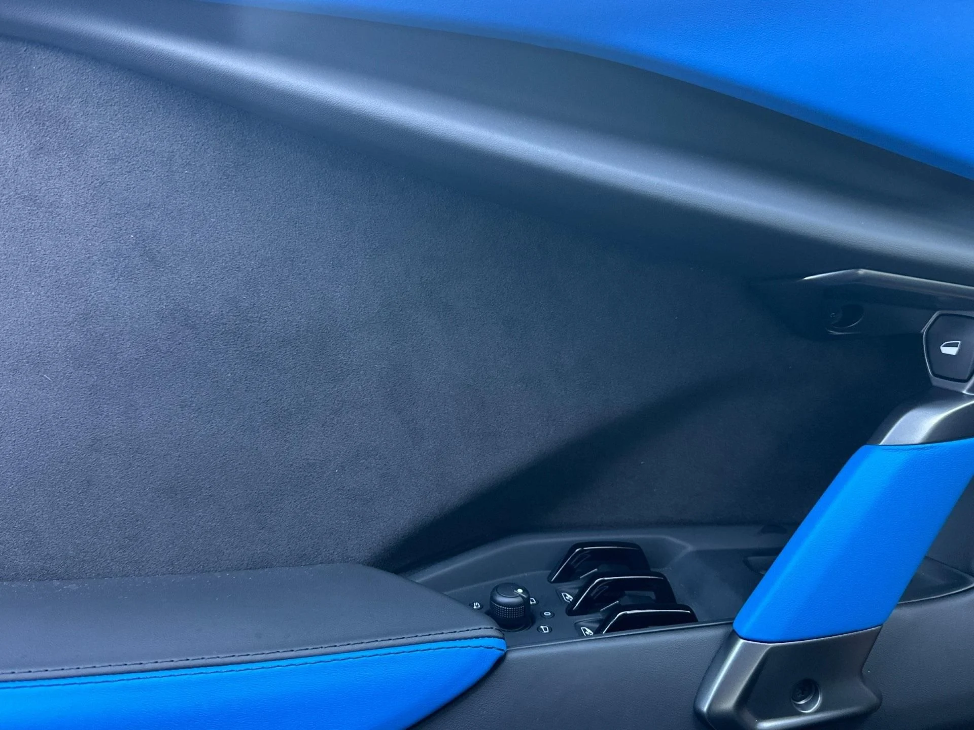 mph014_1980452142_New_2025_Lamborghini_Revuelto_Coupe_1761898379_911f6e7ac4