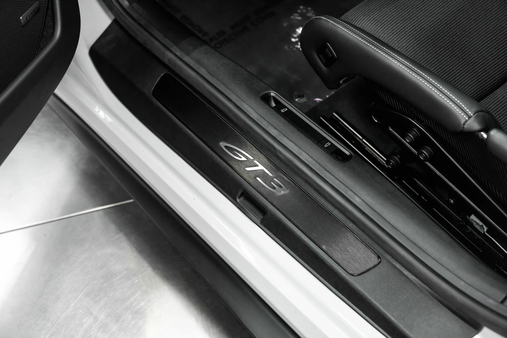 mph014_1989596112_Used_2024_Porsche_911_GT_3_Touring_1761939000_6c54bdac04