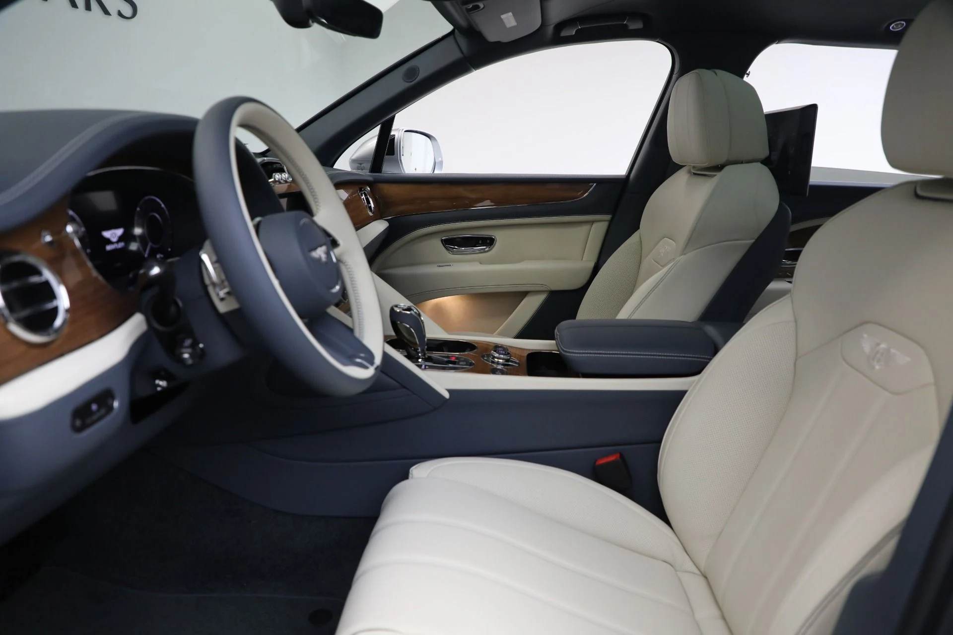 mph014_1993105850_New_2025_Bentley_Bentayga_EWB_V8_264e1127fe