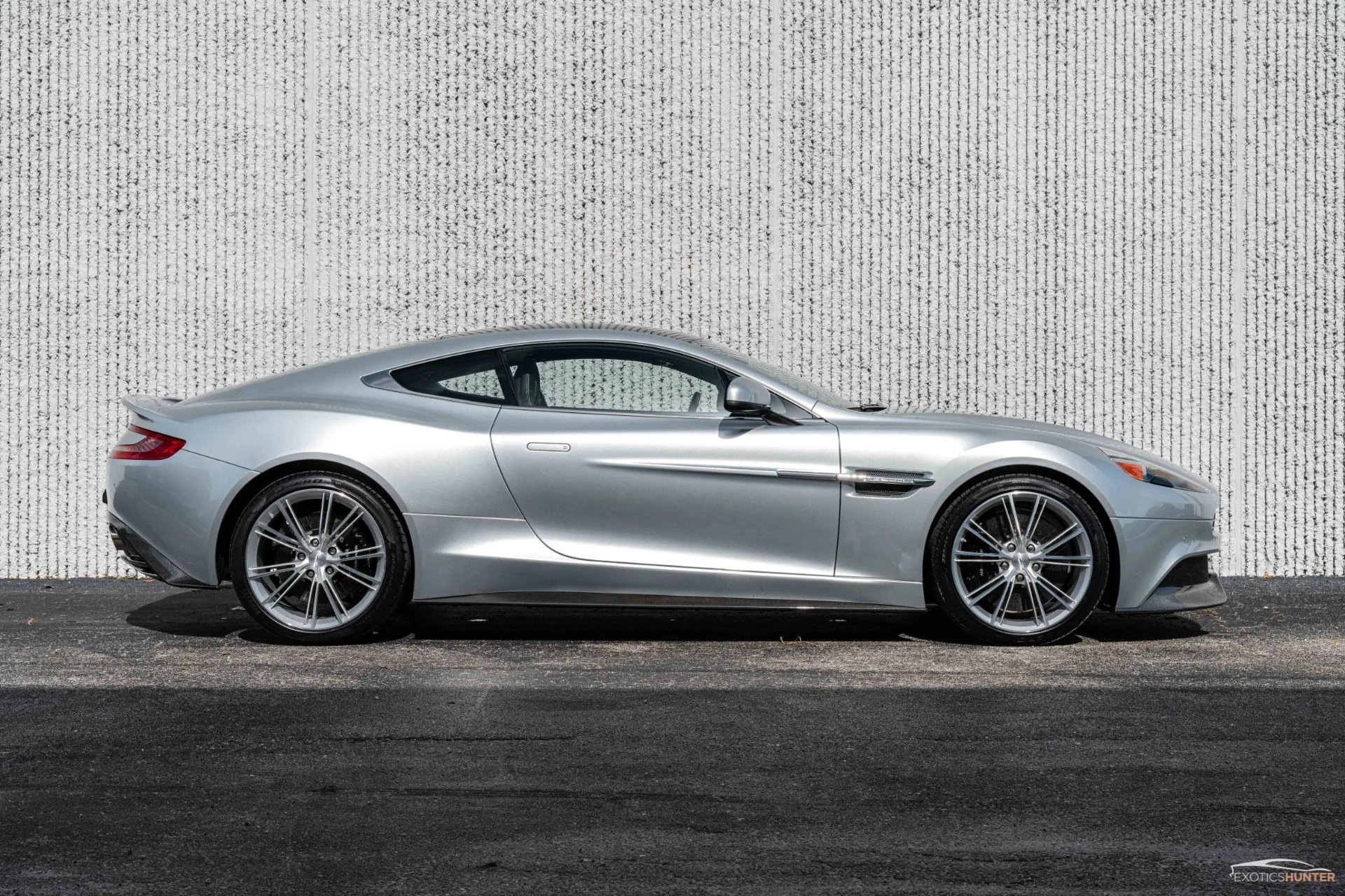 mph014_1999960975_Used_2014_Aston_Martin_Vanquish_Iconic_Skyfall_Silver_w_One77_Steering_Wheel_Carbon_Roof_1721934406_d4405419af