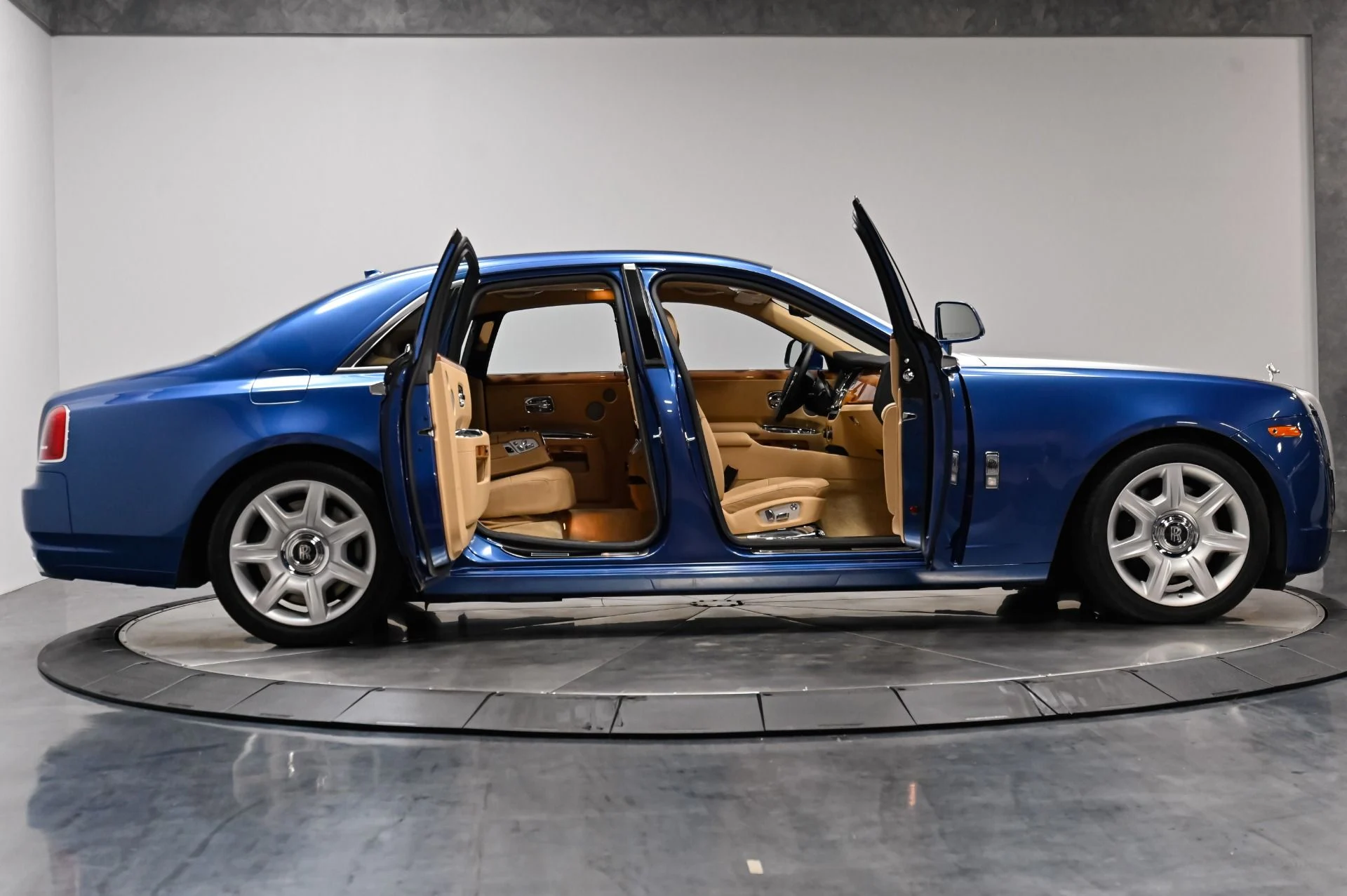 mph014_2006586799_Used_2012_Rolls_Royce_Ghost_Base_1791906503_167e53596b