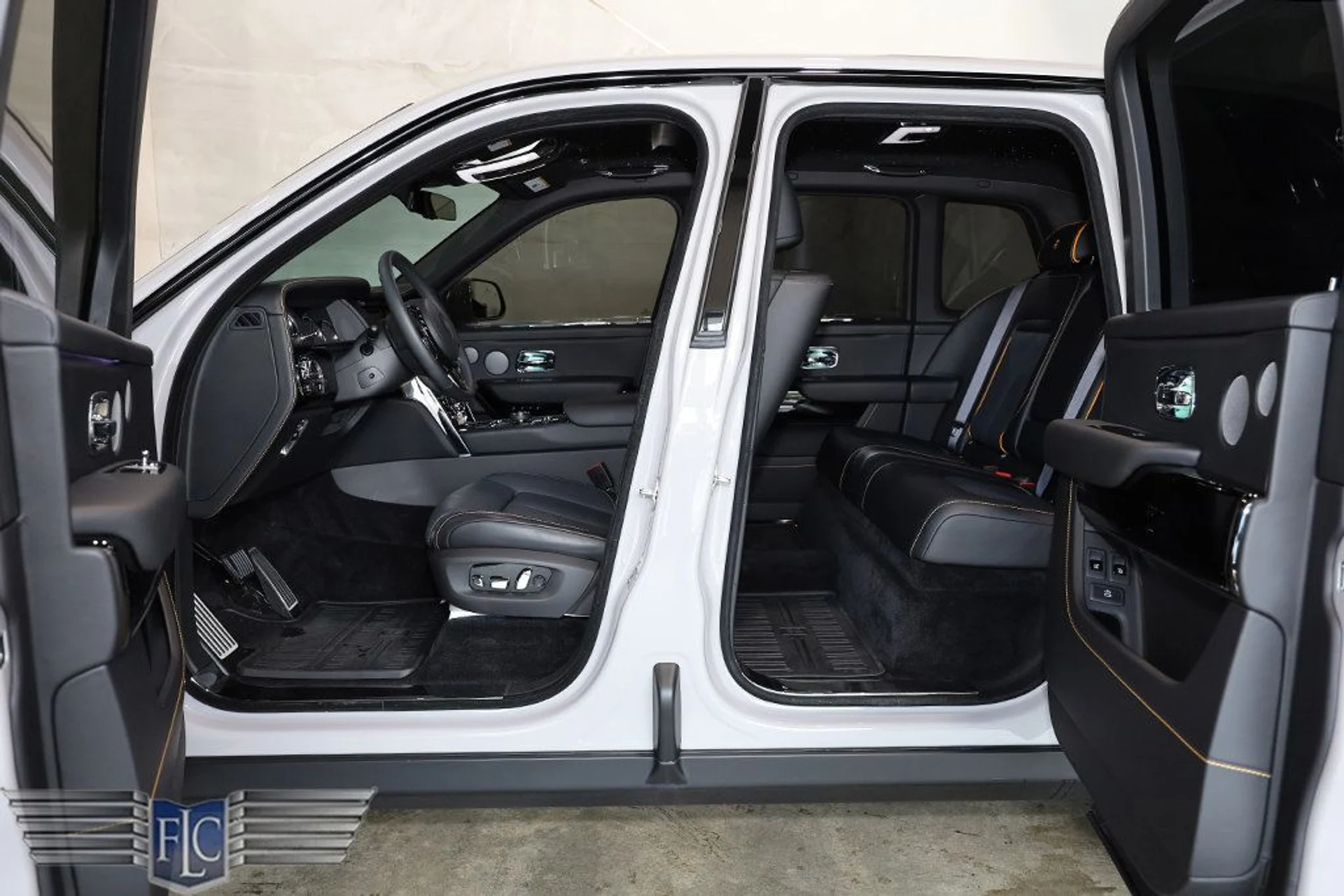 mph014_2009998546_used_2024_rolls_royce_cullinan_blackbadgesportutility_9689_22957854_15_1024_4c23401394