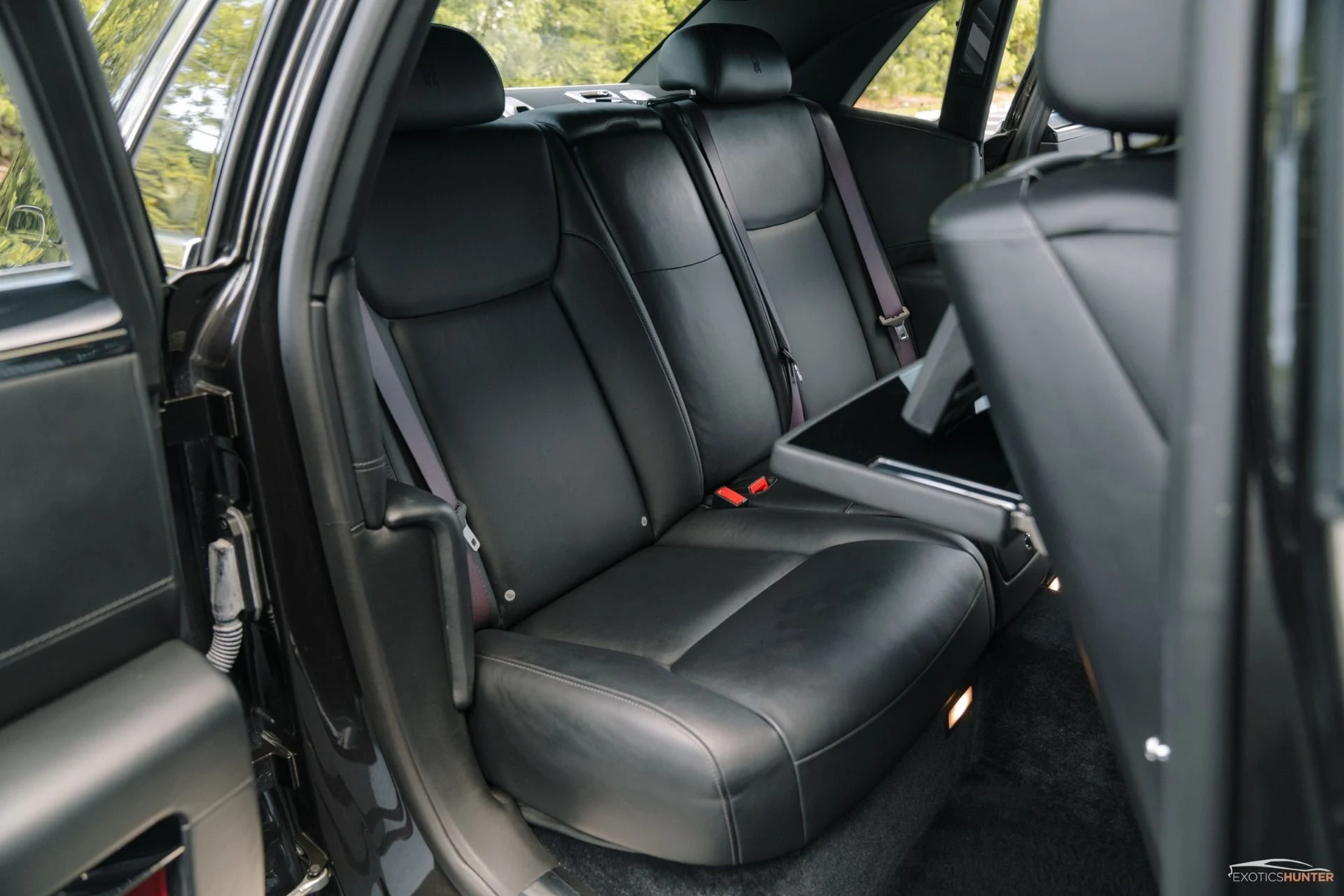 mph014_2015001712_Used_2015_Rolls_Royce_Ghost_w_Rear_Theatre_Picnic_Tables_1754343569_d716e0dd18