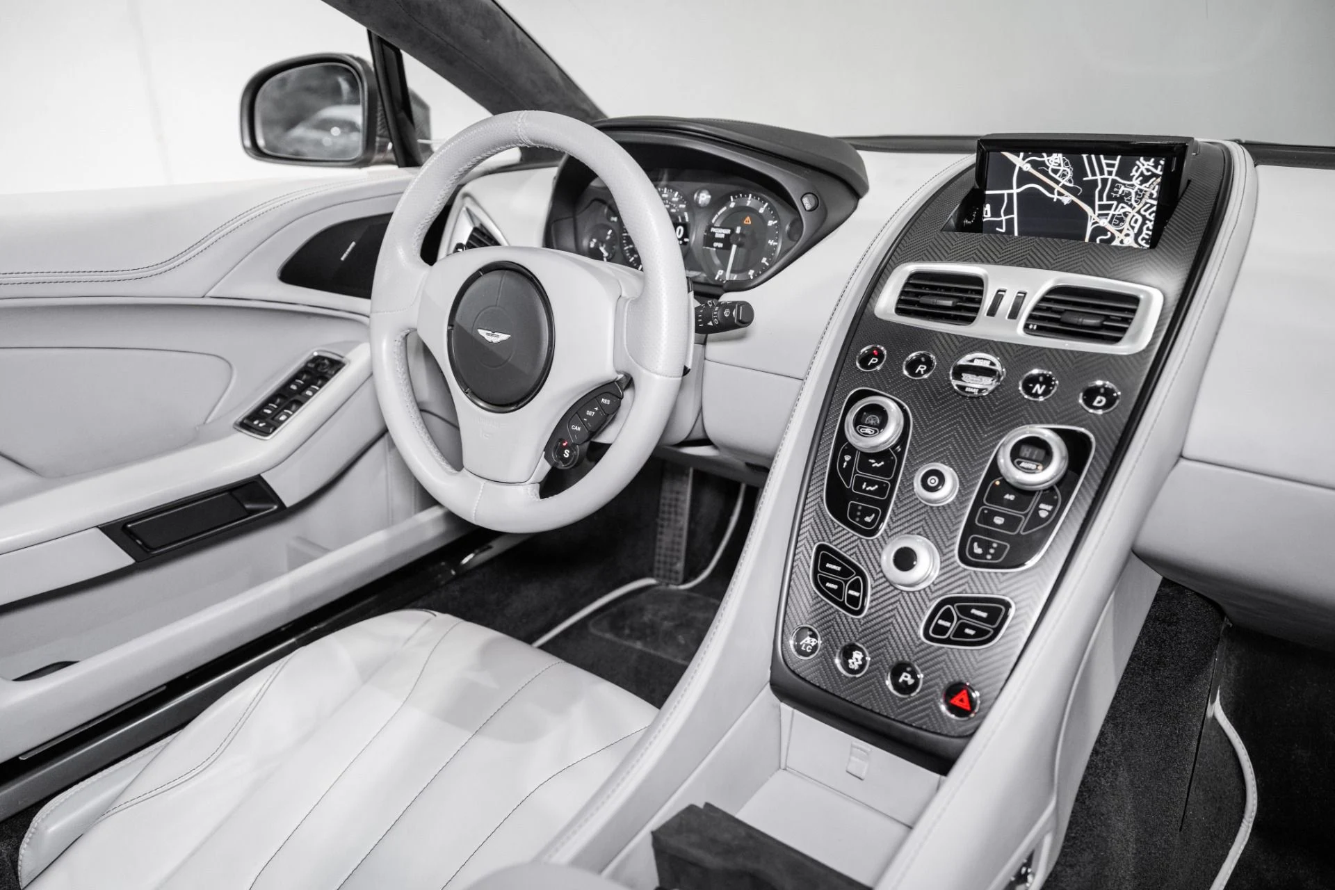 mph014_2025978508_Used_2016_Aston_Martin_Vanquish_V12_1770132200_ca92cc383c