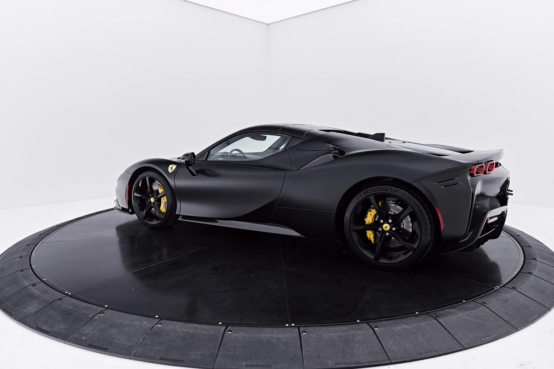 mph014_2035071660_Used_2024_Ferrari_SF_90_Spider_Base_1785519973_55fb066044