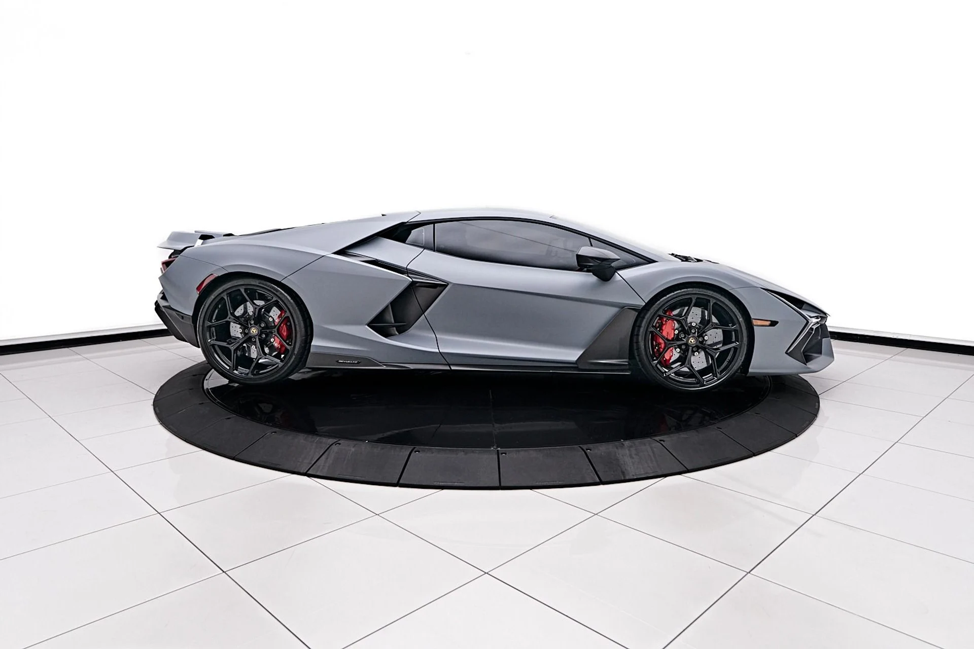 mph014_2067371936_Used_2024_Lamborghini_Revuelto_Base_1732929046_851f8fa850