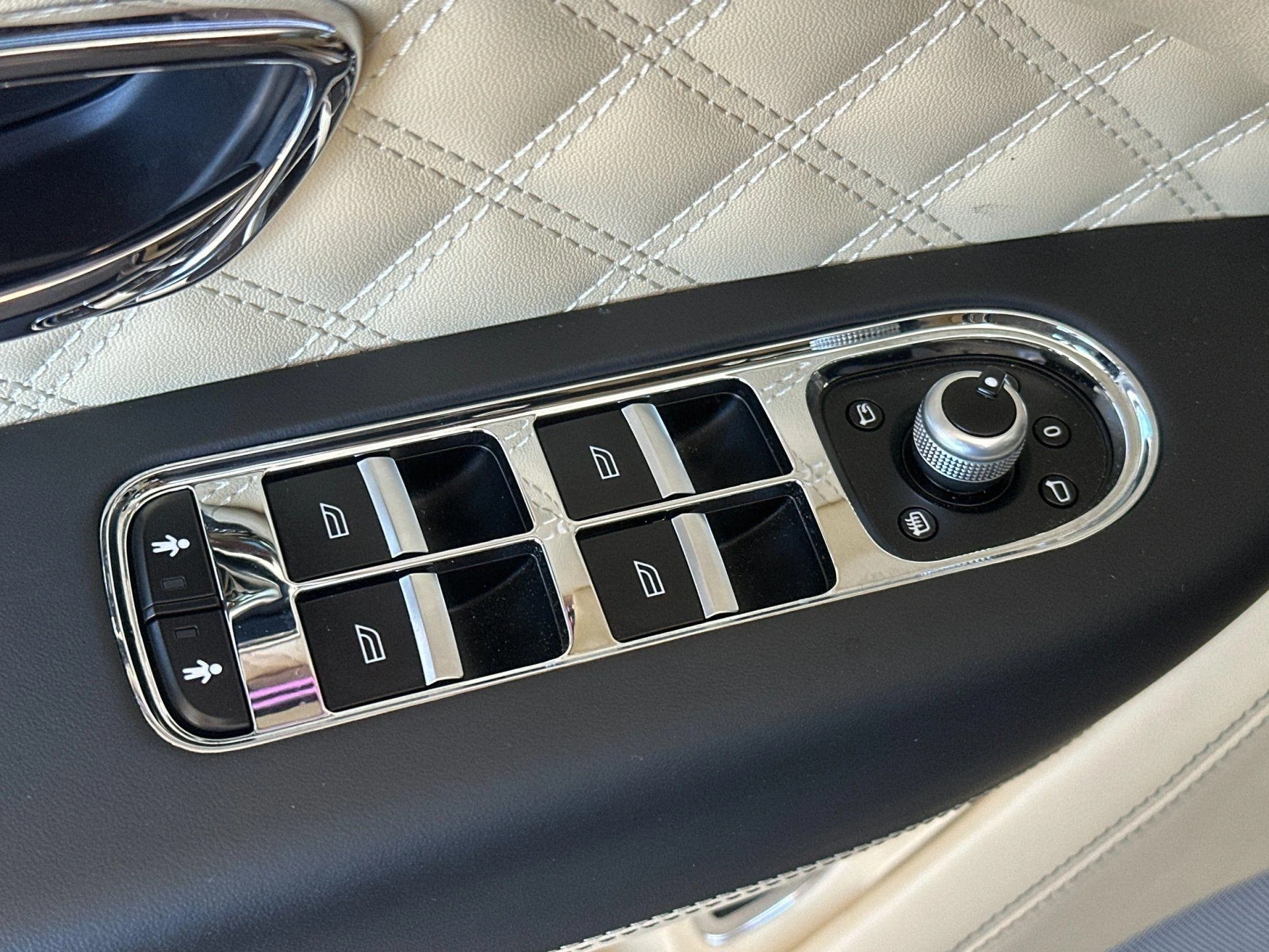 mph014_2074695390_Used_2023_Bentley_Bentayga_Azure_1782290861_2bce4ed103