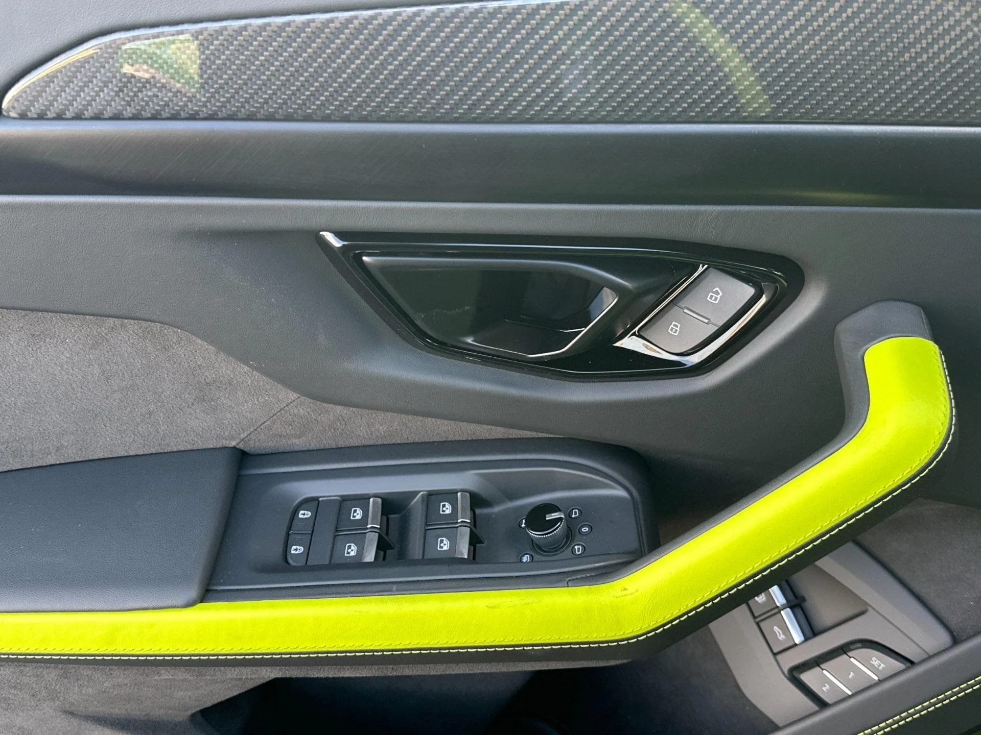 mph014_2074716207_New_2025_Lamborghini_Urus_SE_1762355302_ac2cfea1f2