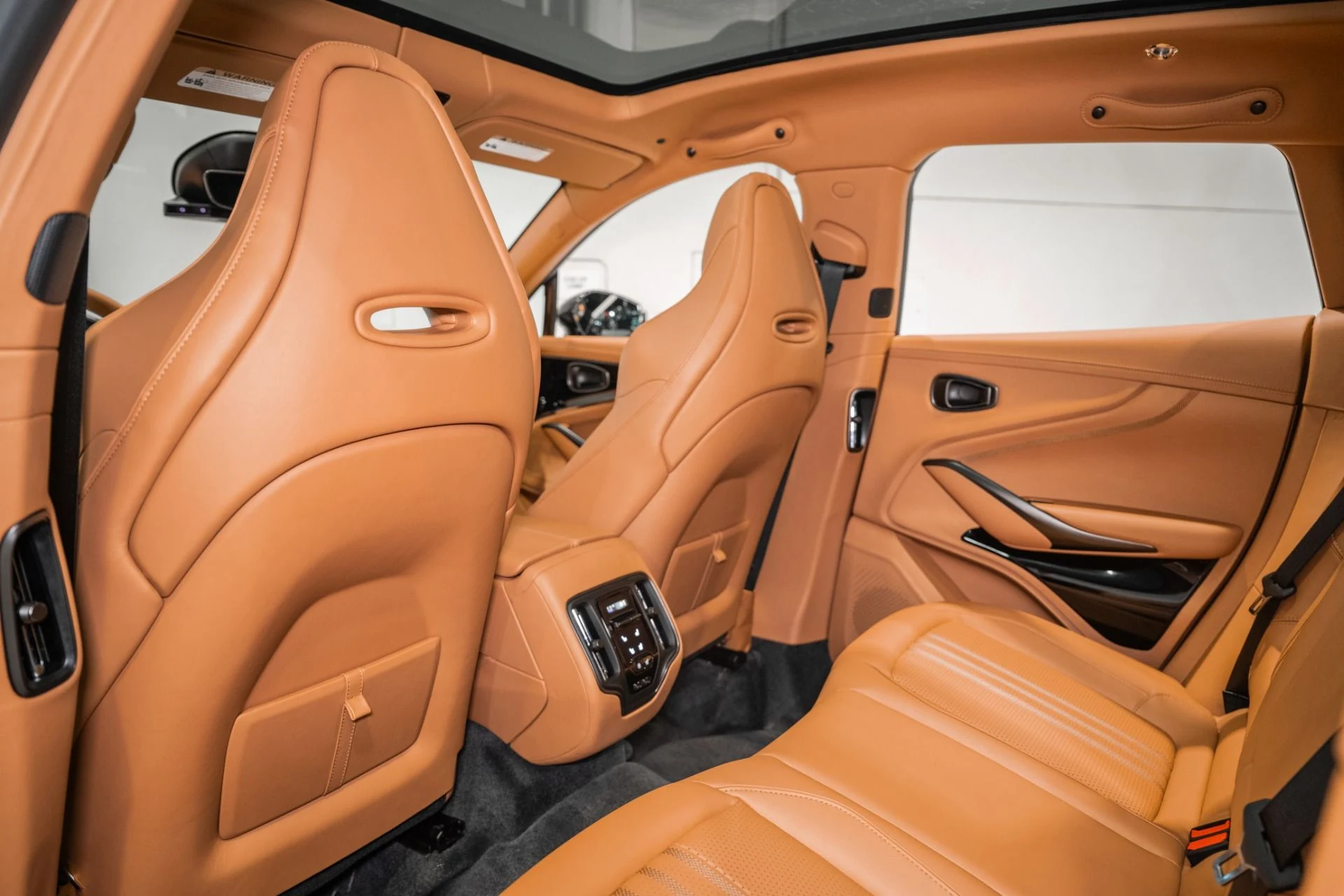 mph014_2075005140_New_2026_Aston_Martin_DBX_707_1765214112_70d4e52e64