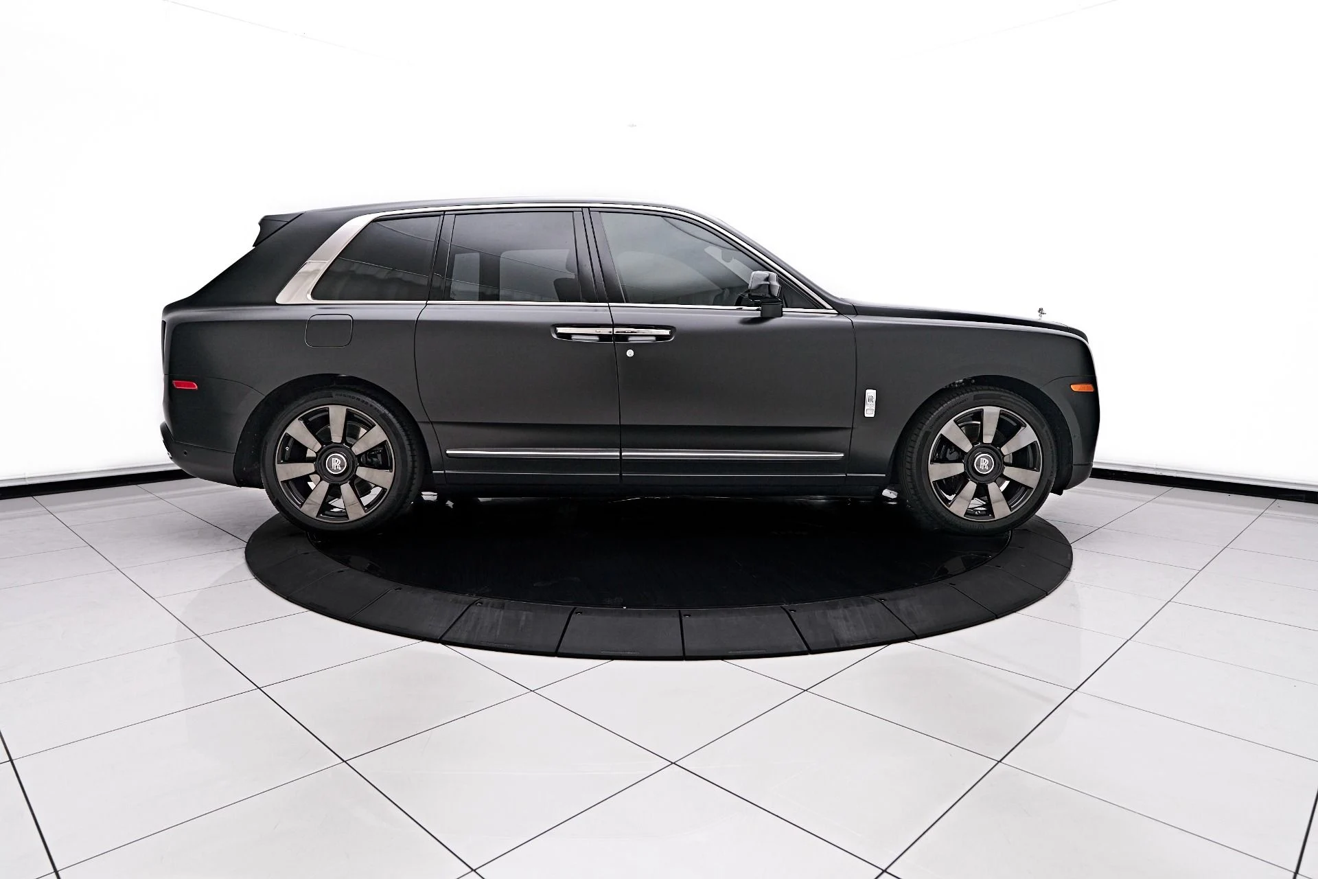 mph014_2081760880_Used_2023_Rolls_Royce_Cullinan_Base_1754606865_dc0f231d6f