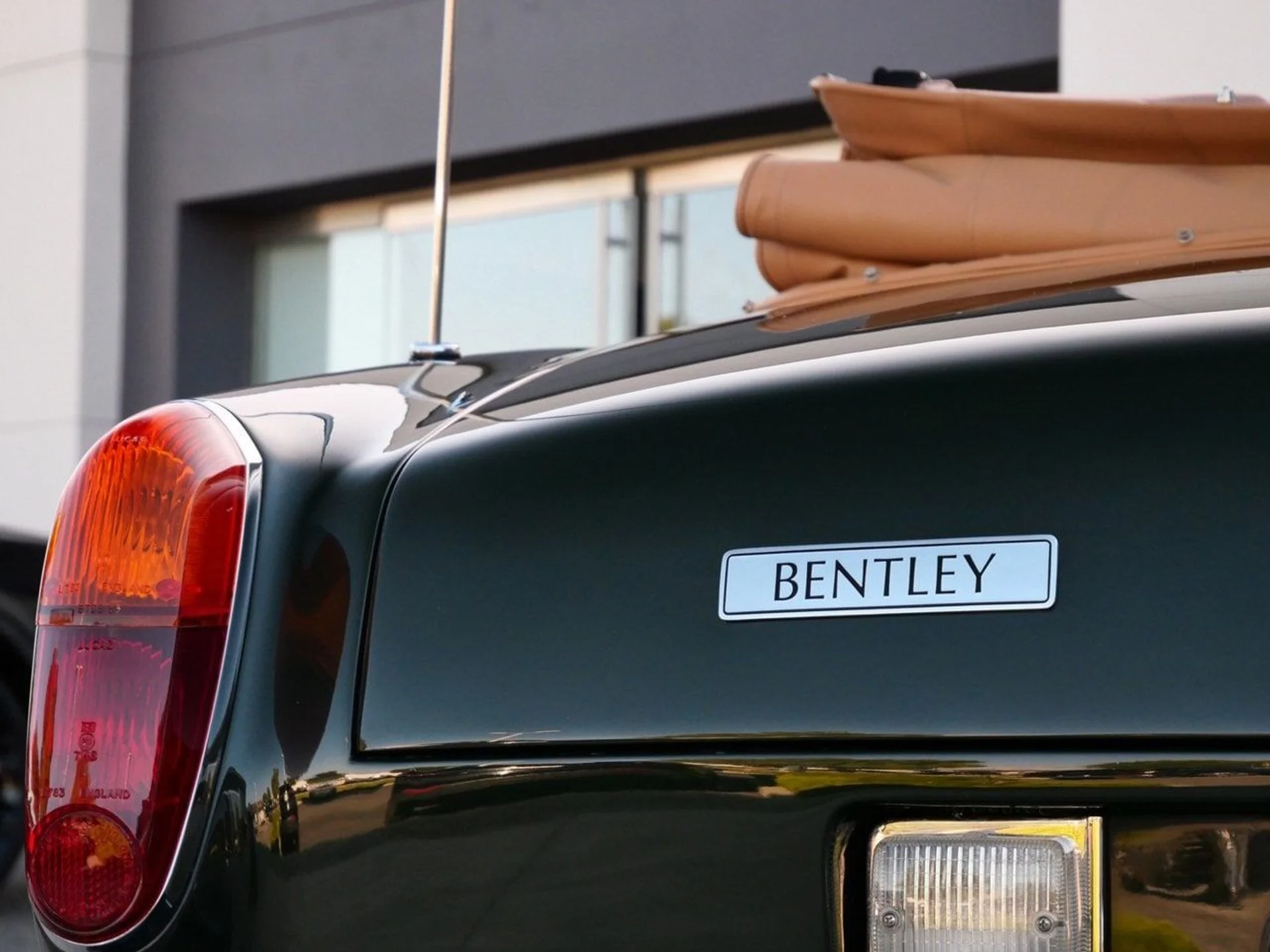 mph014_208488242_6a94f4fe50783ed66a392e4b3f8f1075x_828354a006