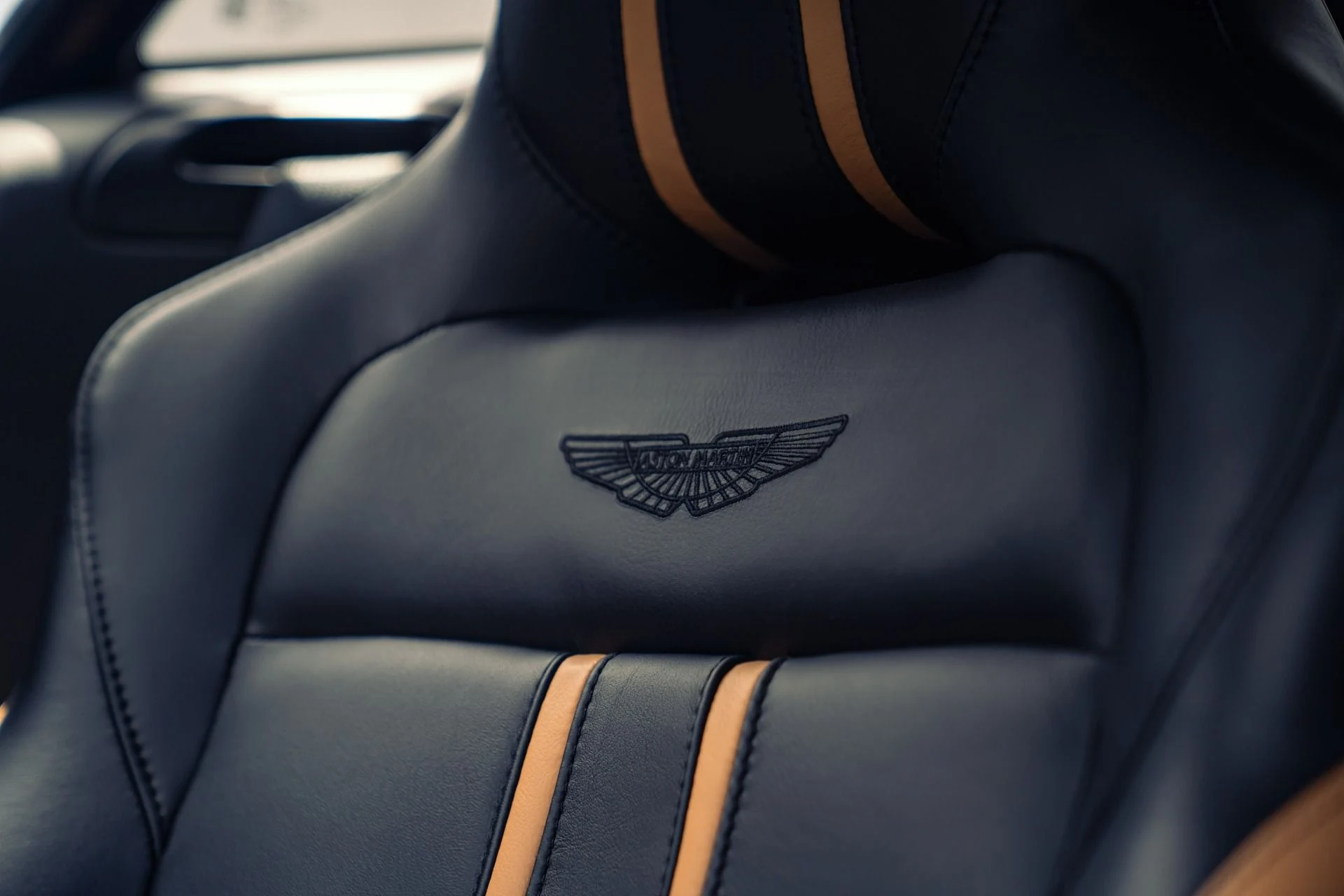mph014_2098420856_Used_2020_Aston_Martin_Vantage_1786737512_763a2ad0ed