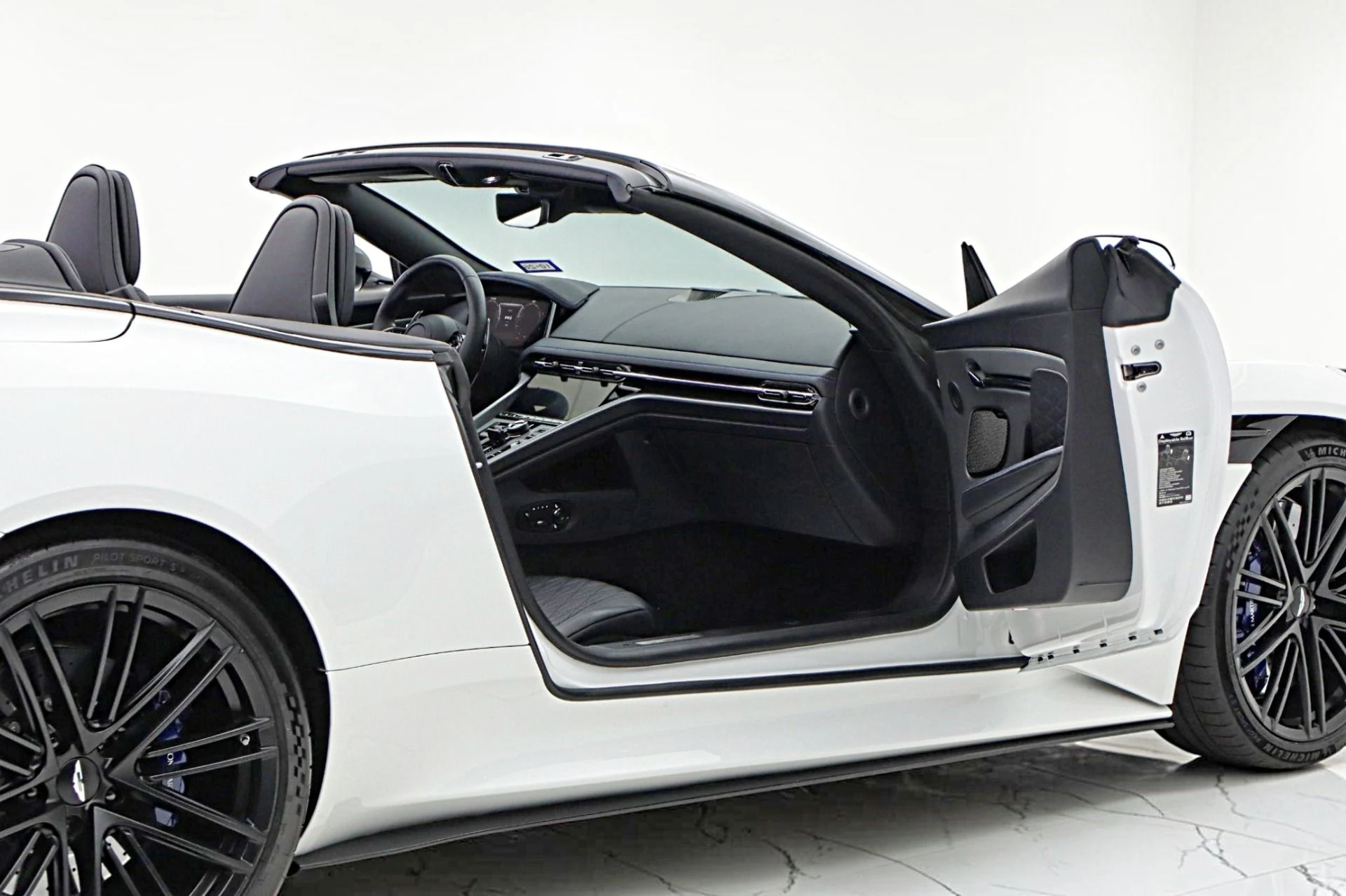 mph014_2098656566_Used_2024_Aston_Martin_DB_12_Volante_e118f573a3