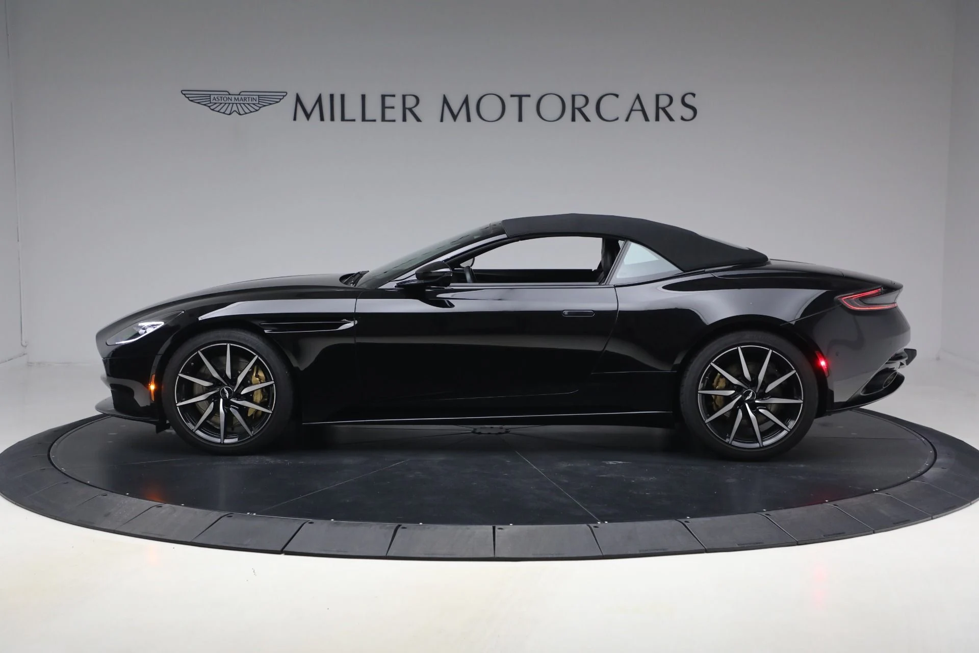 mph014_210524627_Used_2020_Aston_Martin_DB_11_Volante_1768664310_5d33798be2