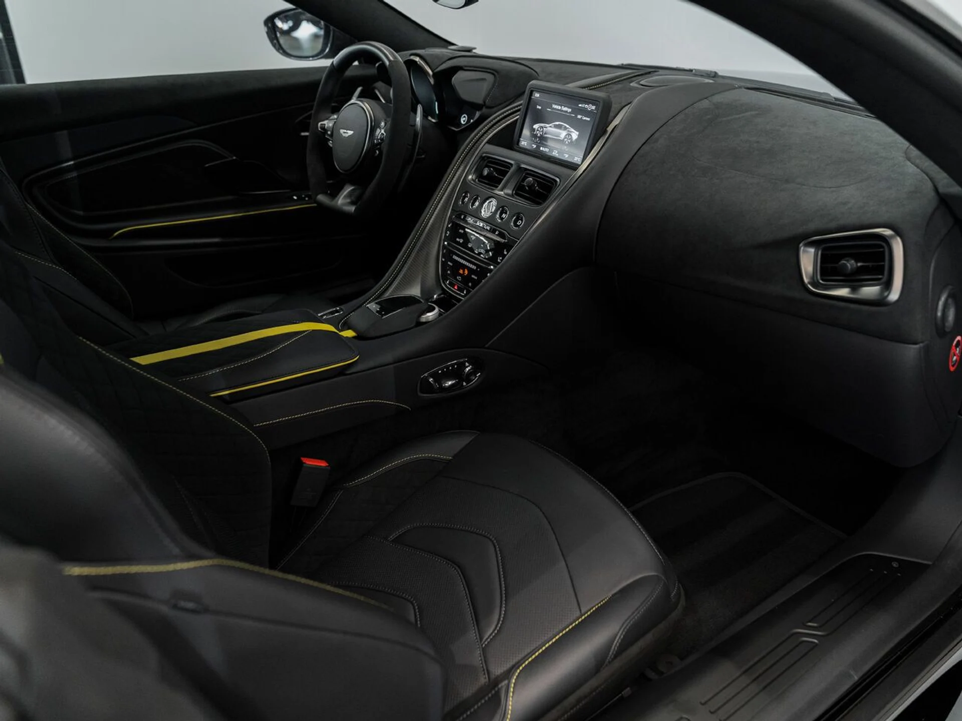 mph014_2118853658_aston_martin_dbs_2023_jpg_v_1773863537_1c8e27e2a2