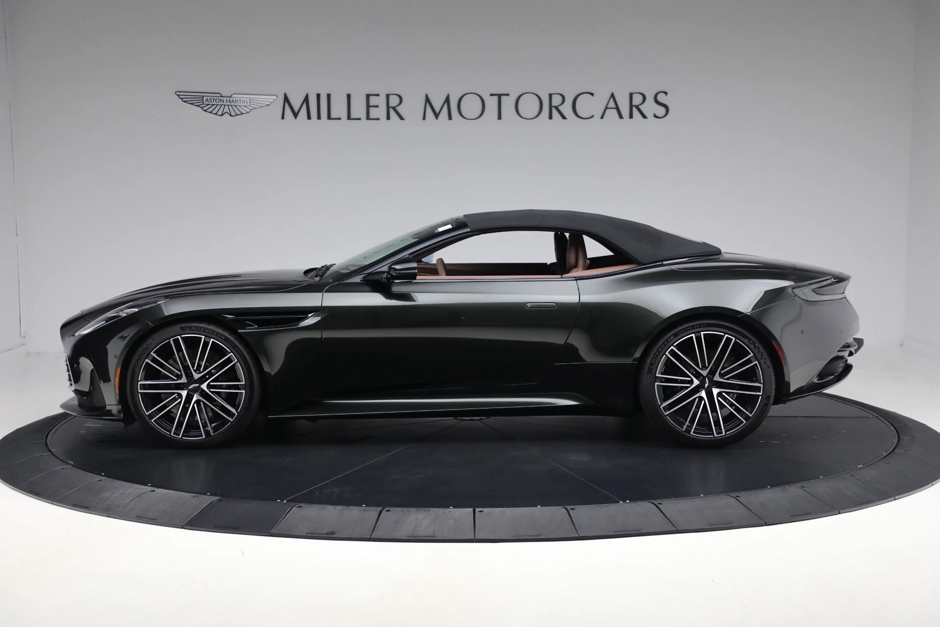 mph014_2120455445_Used_2024_Aston_Martin_DB_12_Volante_41df436e79