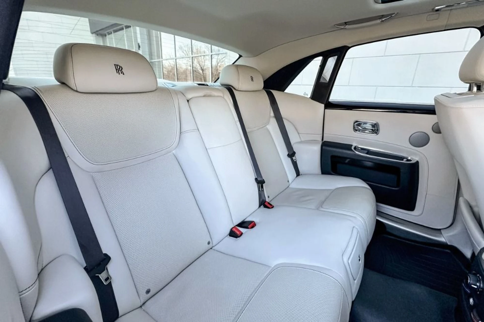 mph014_2126130340_Used_2016_Rolls_Royce_Ghost_1768387750_cbe4fb8327