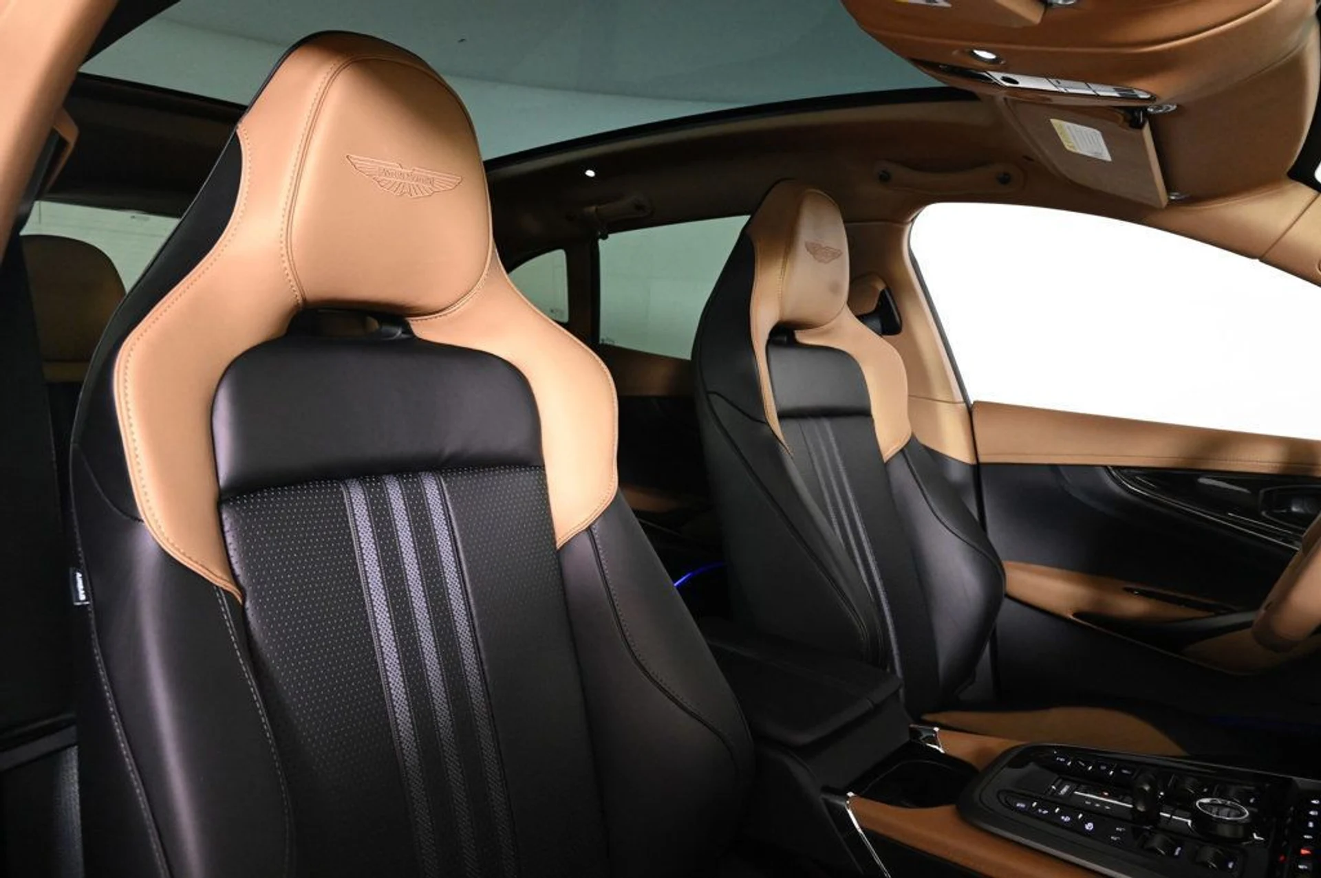 mph014_2131976595_new_2026_aston_martin_dbx_707awd_11350_22969436_15_1024_1ef84676f1