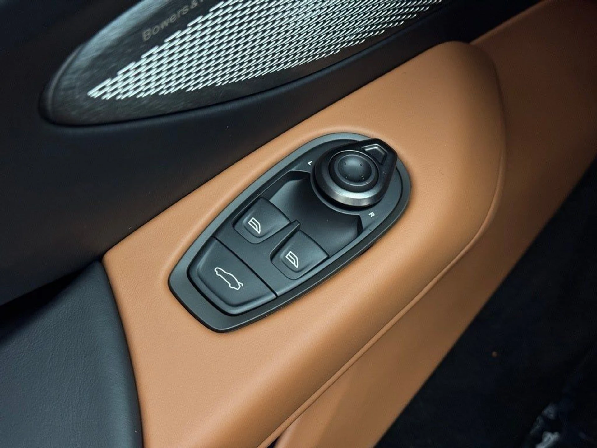 mph014_2138260558_15_56857056dd