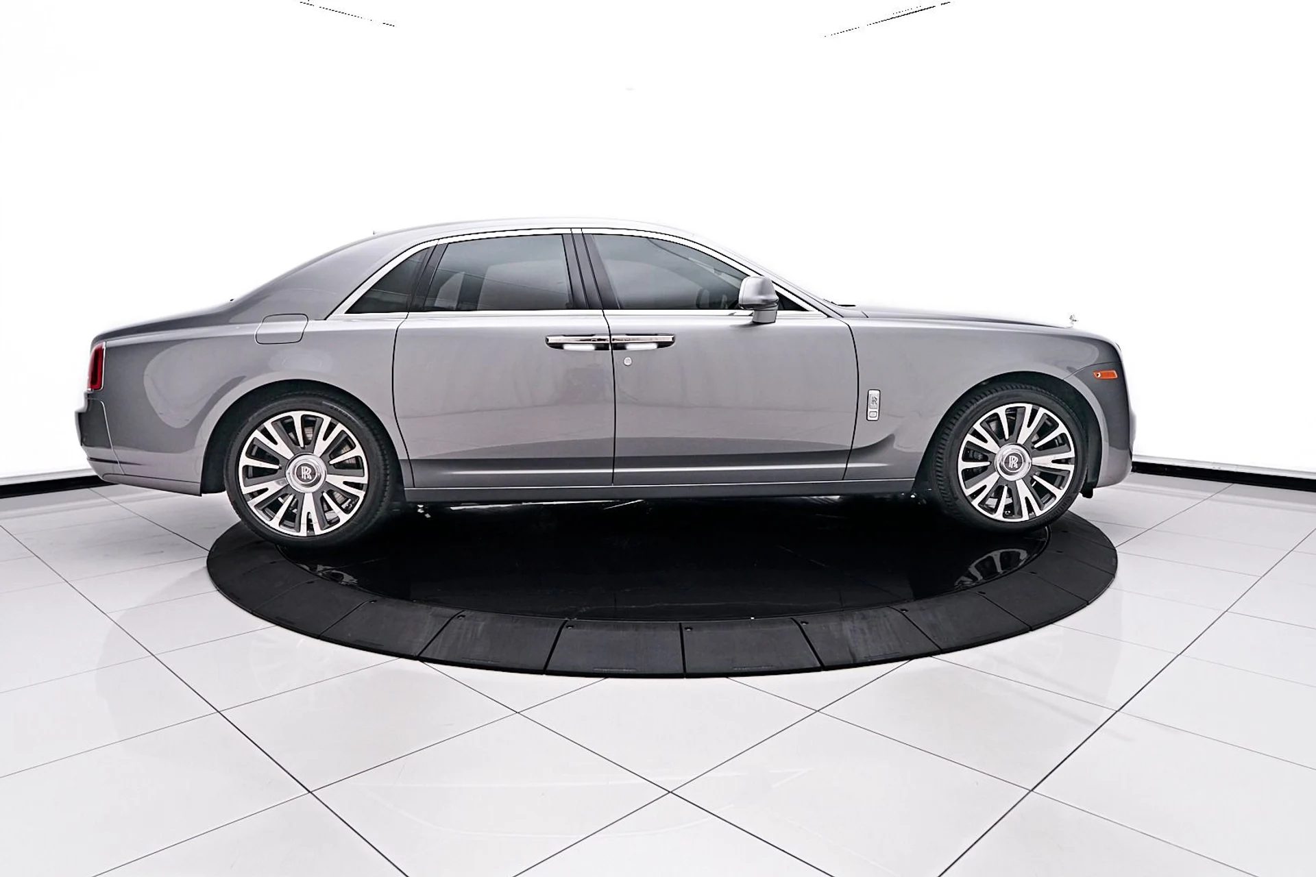 mph014_2162576412_Used_2019_Rolls_Royce_Ghost_Base_1744847276_430a2e6cc4