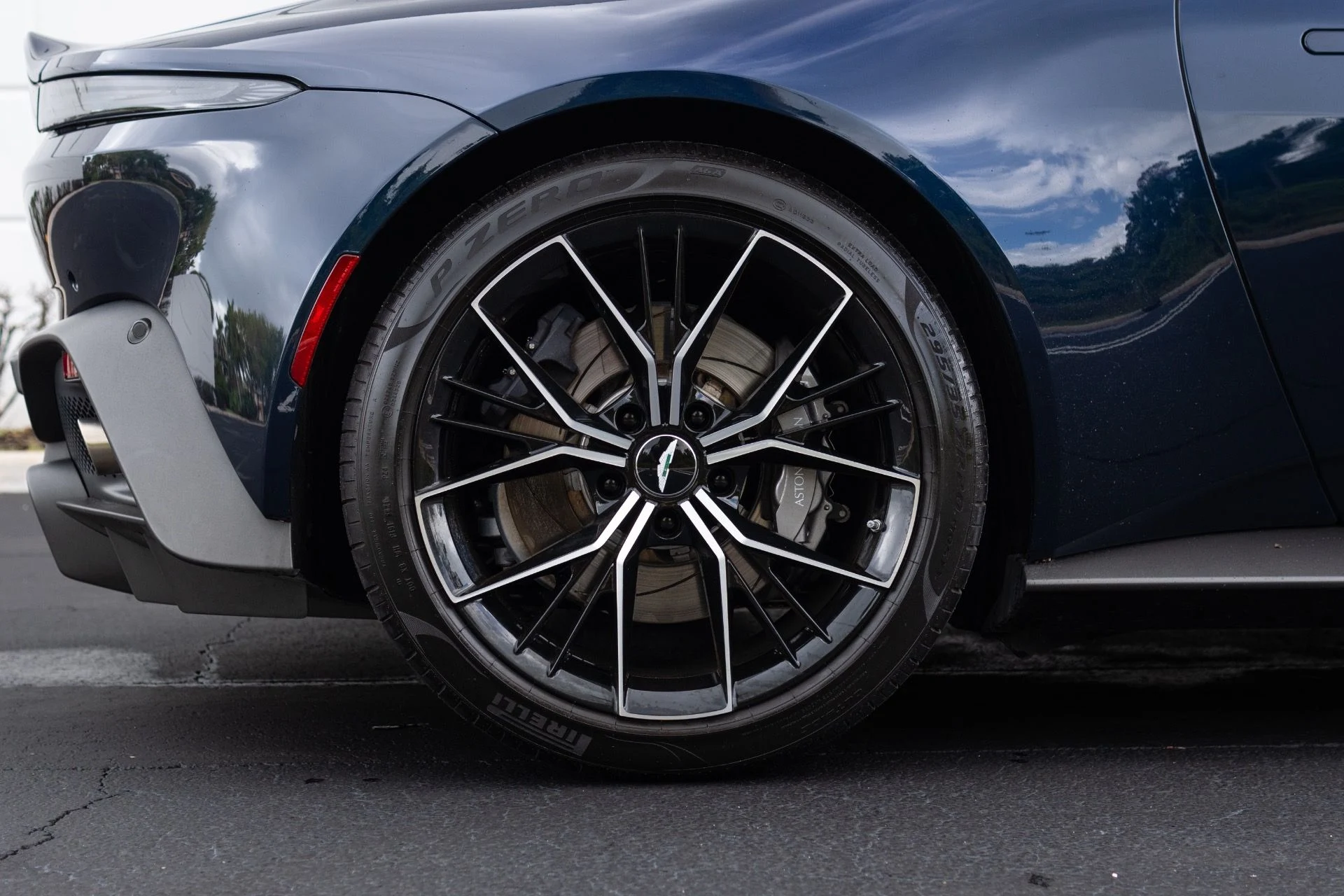 mph014_2177149139_Used_2021_Aston_Martin_Vantage_1774065878_13b4febbd9