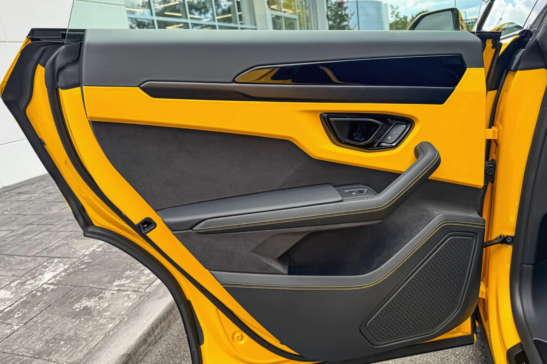 mph014_218758774_Used_2025_Lamborghini_Urus_SE_1756898793_ad39401aec