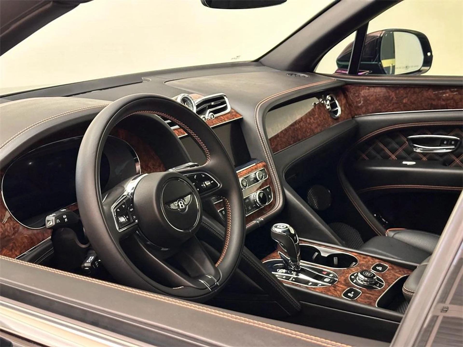 mph014_2194925362_Used_2021_Bentley_Bentayga_V8_1715724583_fa046496fc