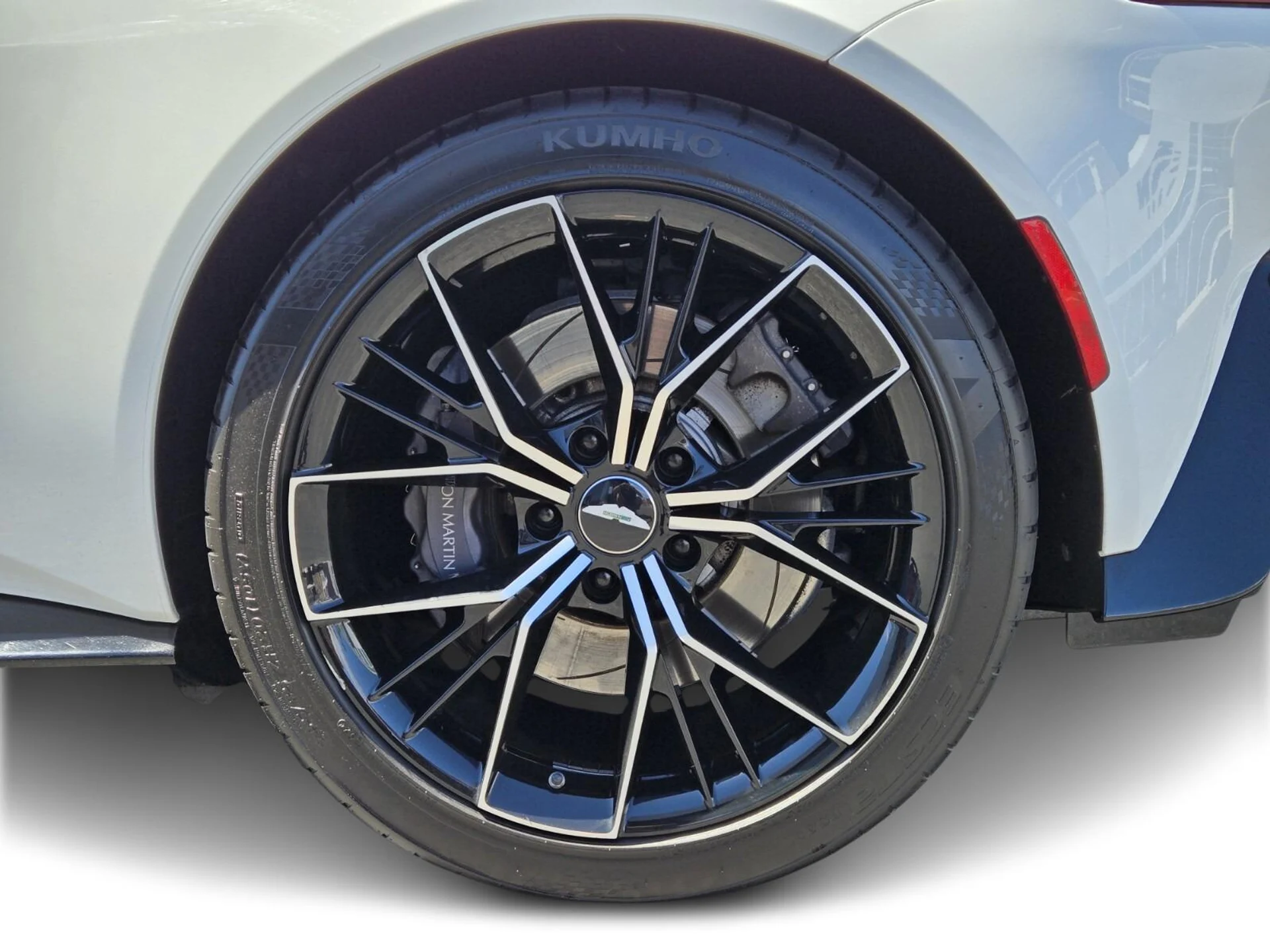 mph014_2203292183_Used_2022_Aston_Martin_Vantage_1757574533_8b8afb076e