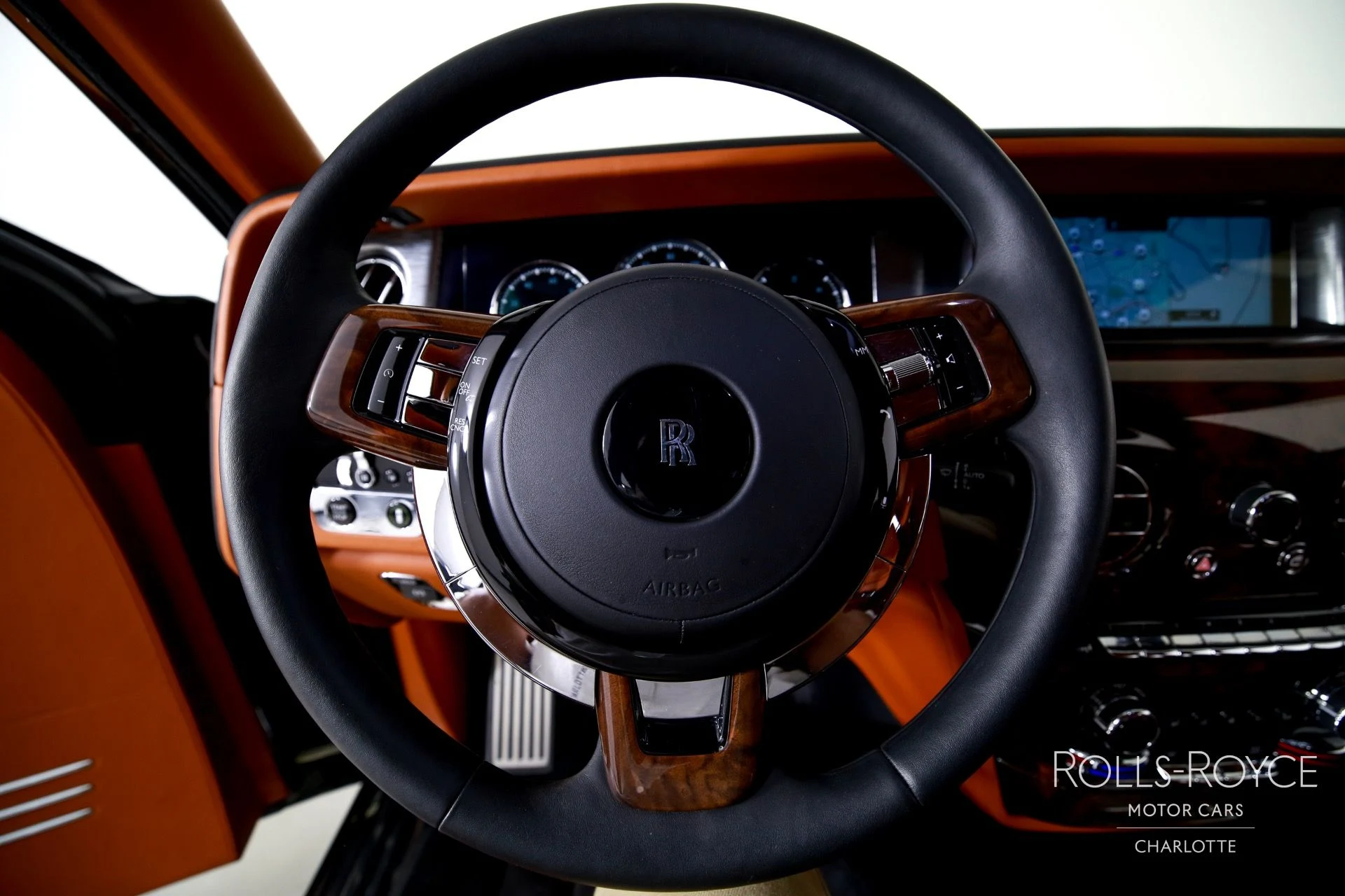 mph014_2208880783_Used_2018_Rolls_Royce_Phantom_1754410279_e101753381