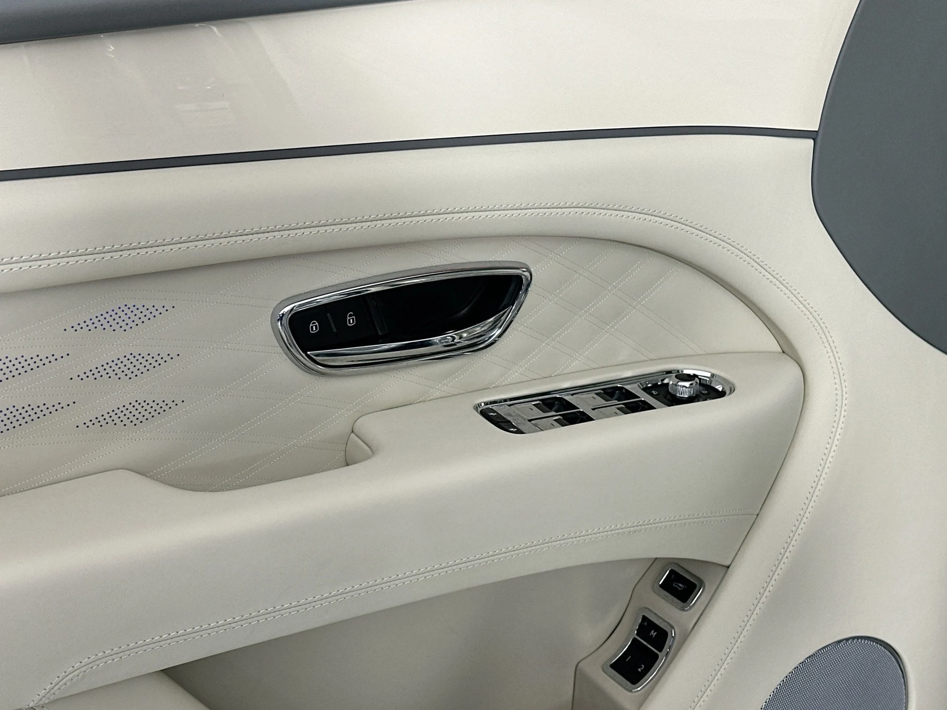 mph014_2218154478_15_3b5302b472