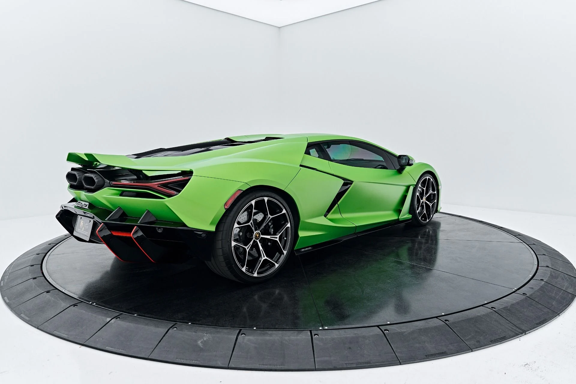 mph014_2218411529_Used_2024_Lamborghini_Revuelto_Base_1789697462_cafe91a1c6