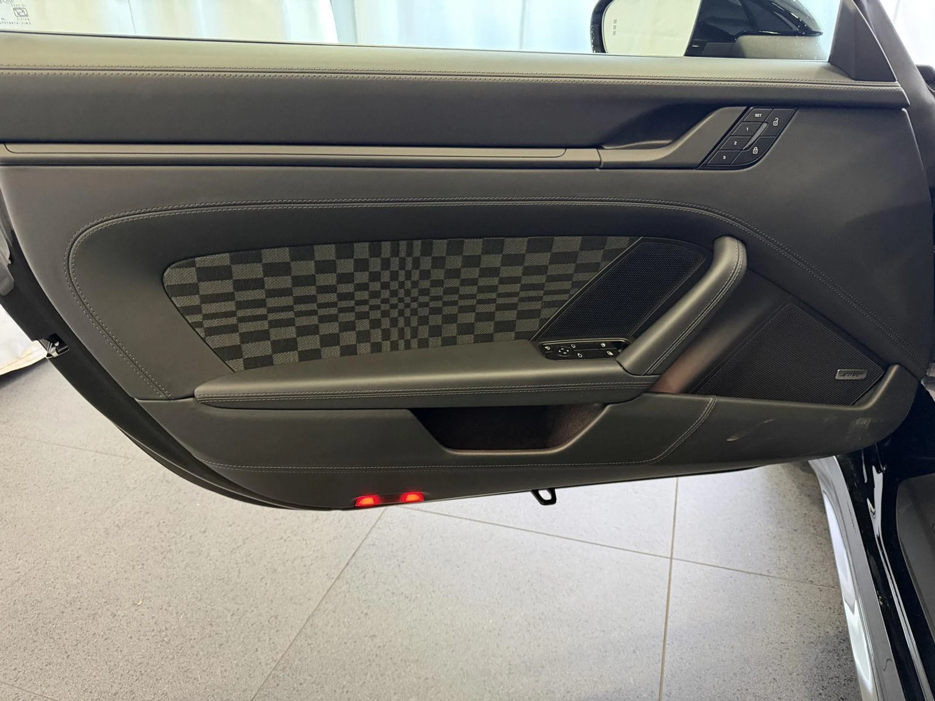 mph014_2220972209_572888edf7b25f82642f33b200fa4155x_9eee6072cb