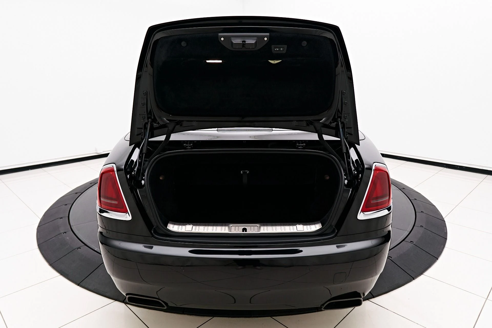 mph014_2227411365_Used_2018_Rolls_Royce_Dawn_Base_1712097655_03e1eeba24