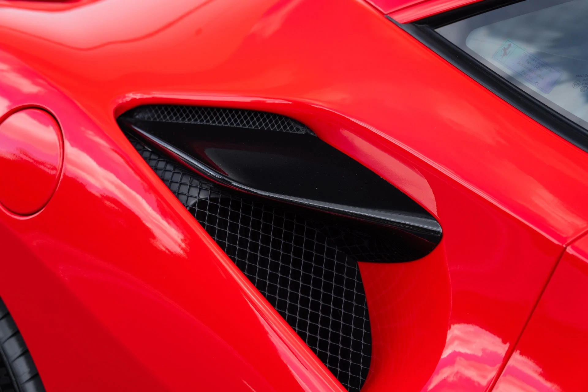 mph014_2234265948_Used_2022_Ferrari_F8_Tributo_1777610244_29b1a41467