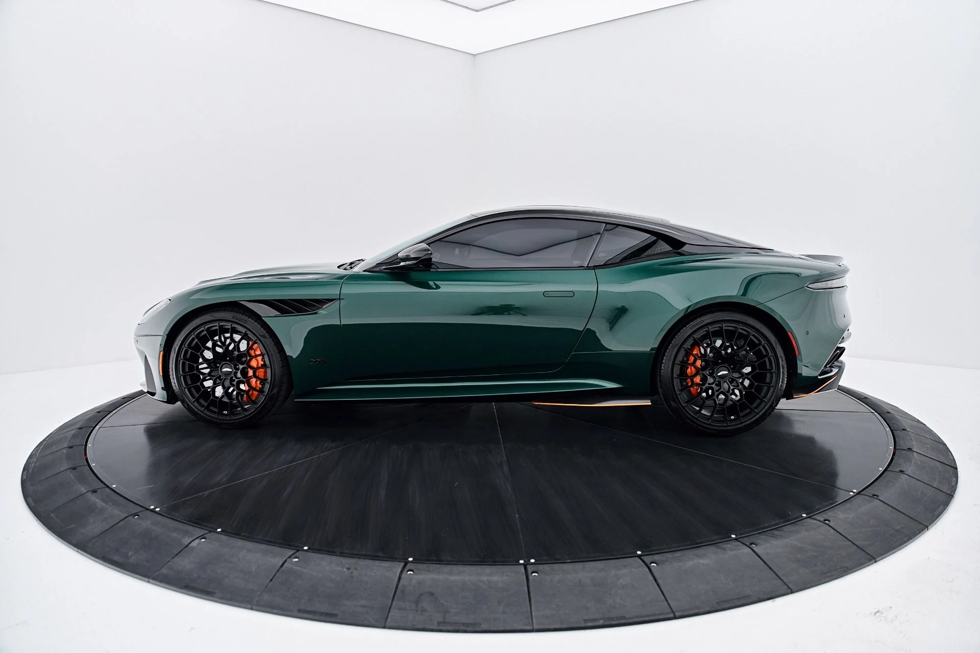 mph014_2237020929_Used_2023_Aston_Martin_DBS_Ultimate_1787789342_207b4165f5