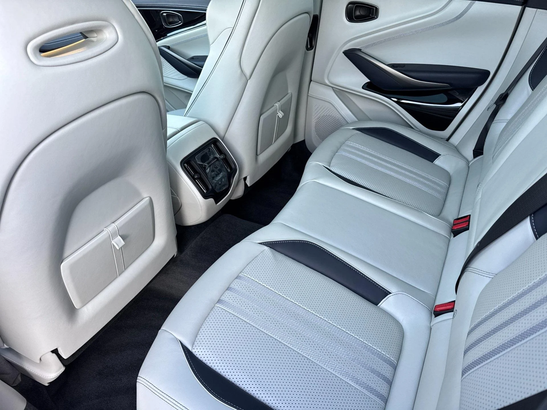 mph014_2241421800_New_2026_Aston_Martin_DBX_707_1767971558_cab796b5f3