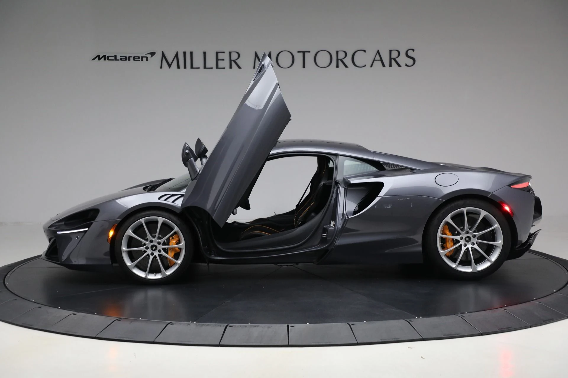 mph014_2252090959_Used_2024_Mc_Laren_Artura_Vision_8ad96d77d9