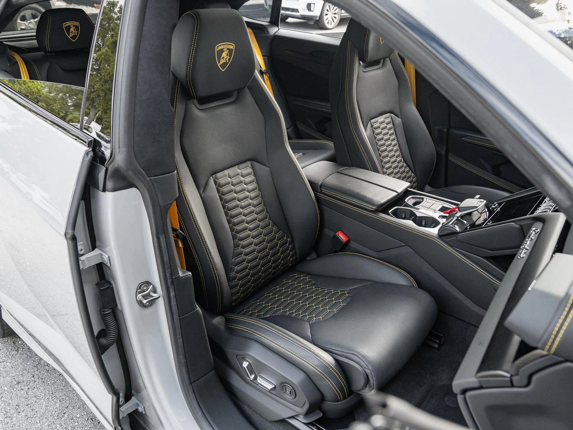 mph014_2254925450_Used_2022_Lamborghini_Urus_AWD_1777086165_3464b8b002