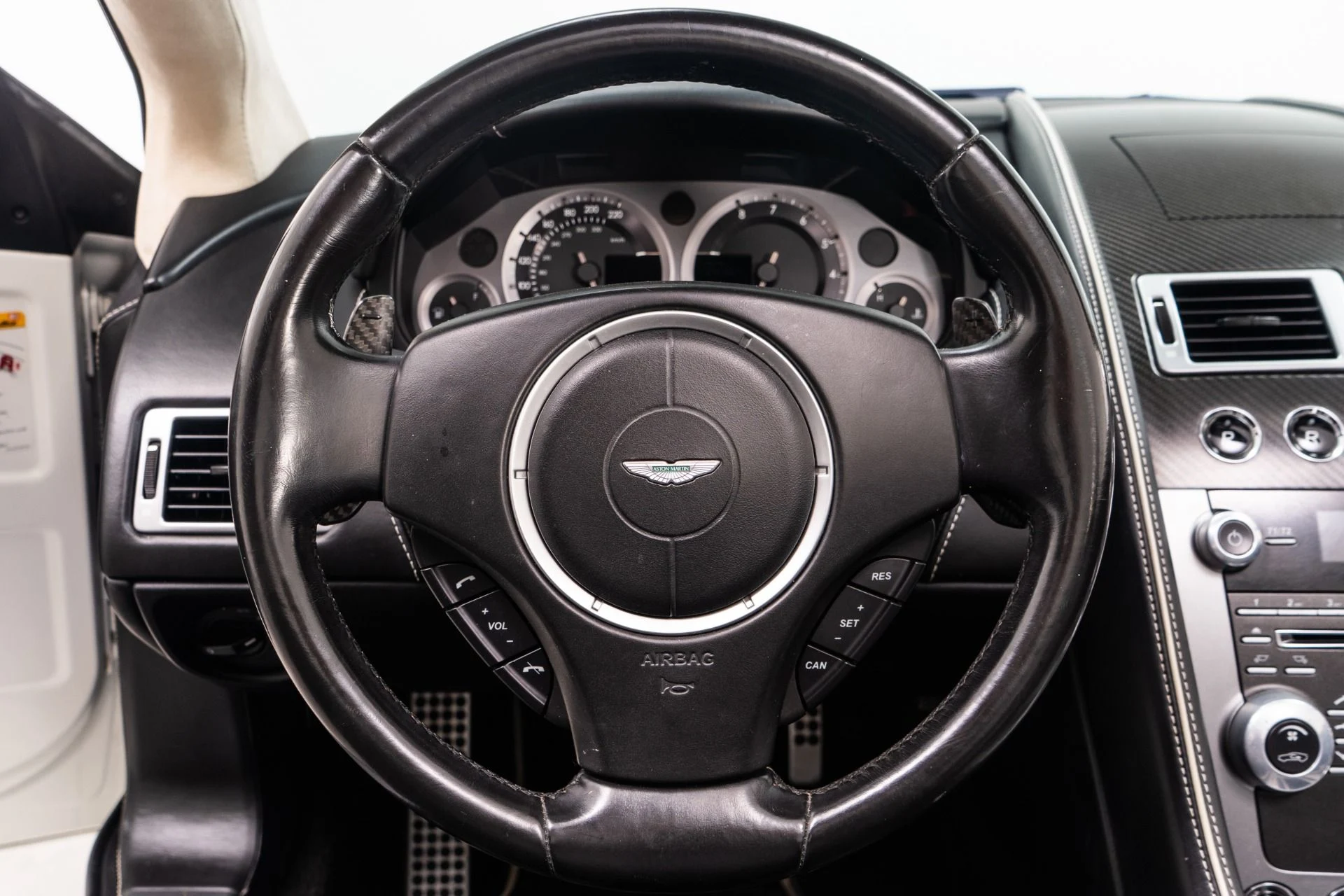 mph014_2262149795_Used_2014_Aston_Martin_DB_9_Volante_1756220918_b72ab7f59e