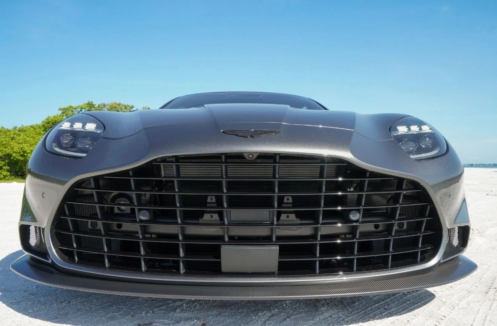 mph014_2292318090_Used_2025_Aston_Martin_Vanquish_1792440159_7bd289d07b